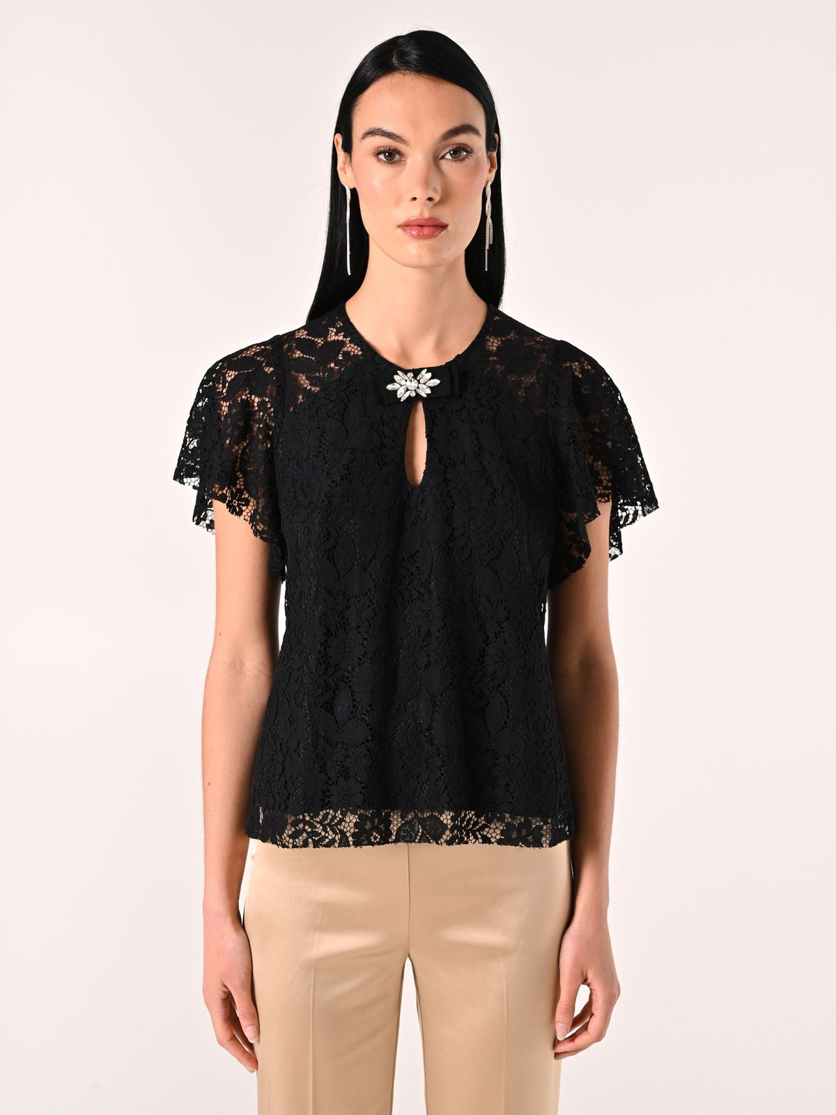 Blusa Nera in Pizzo con Spilla