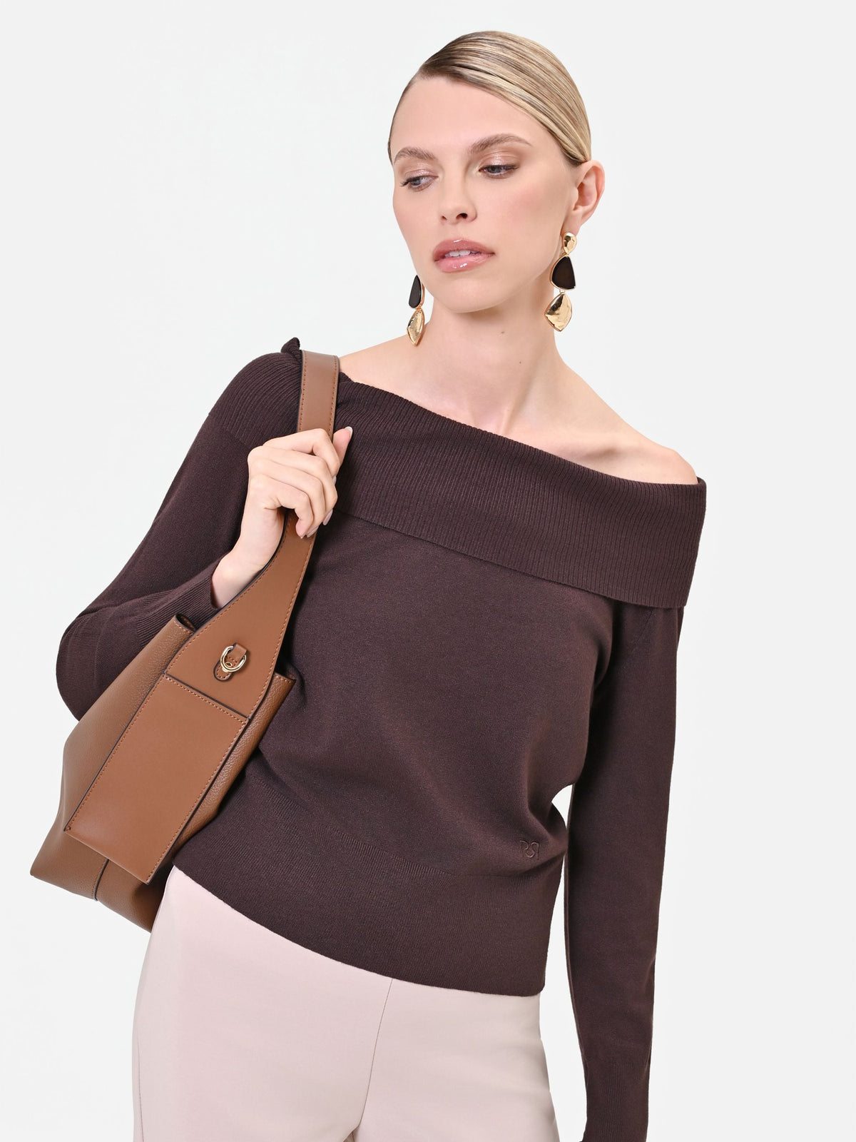 Maglia marrone con spalle scoperte
