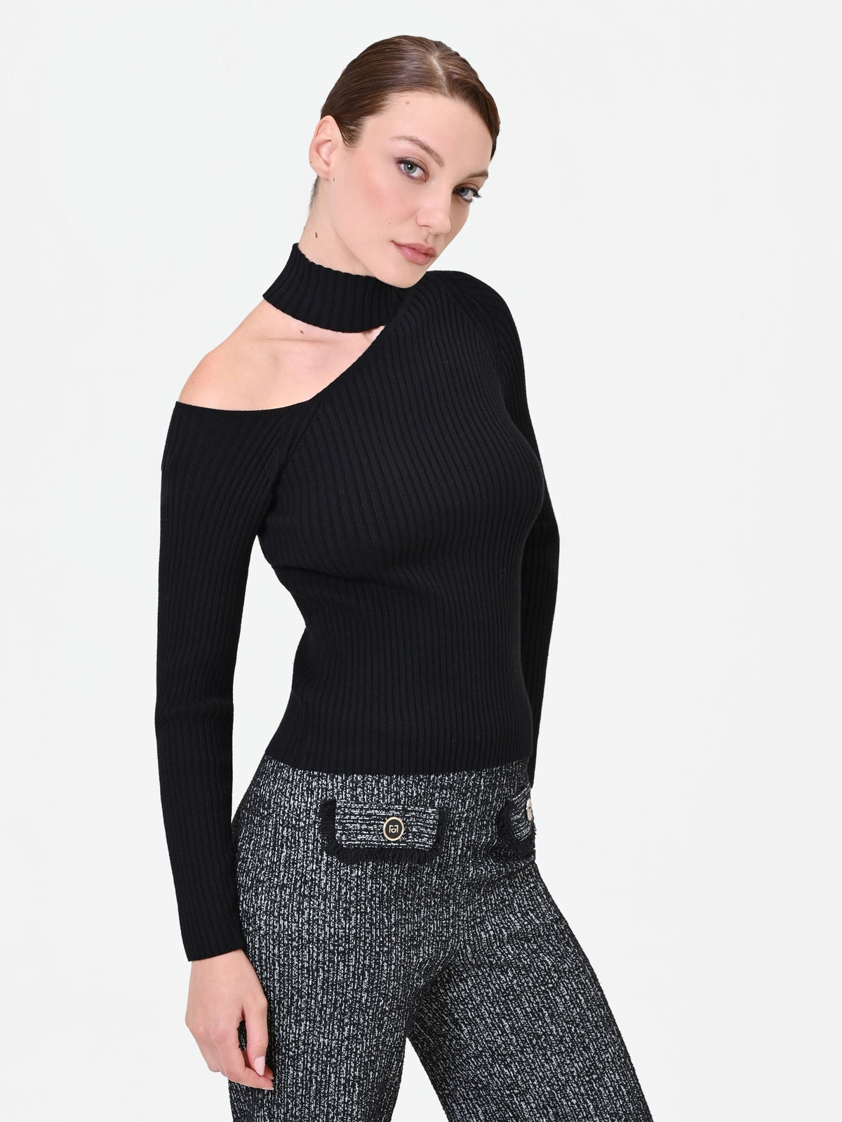 Maglia nera a coste con cut out in misto viscosa