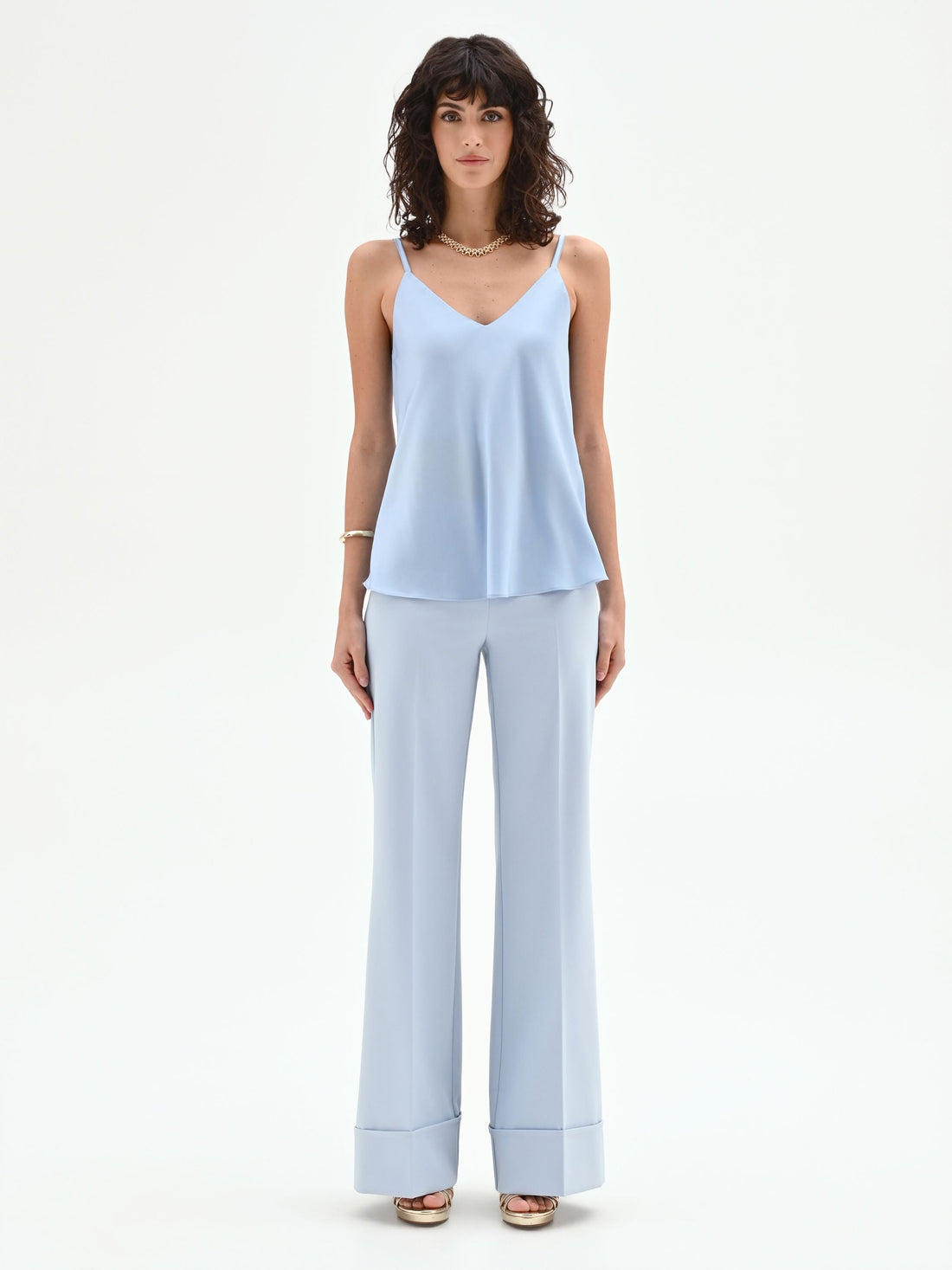 Top in raso cielo azzurro con scollo a V