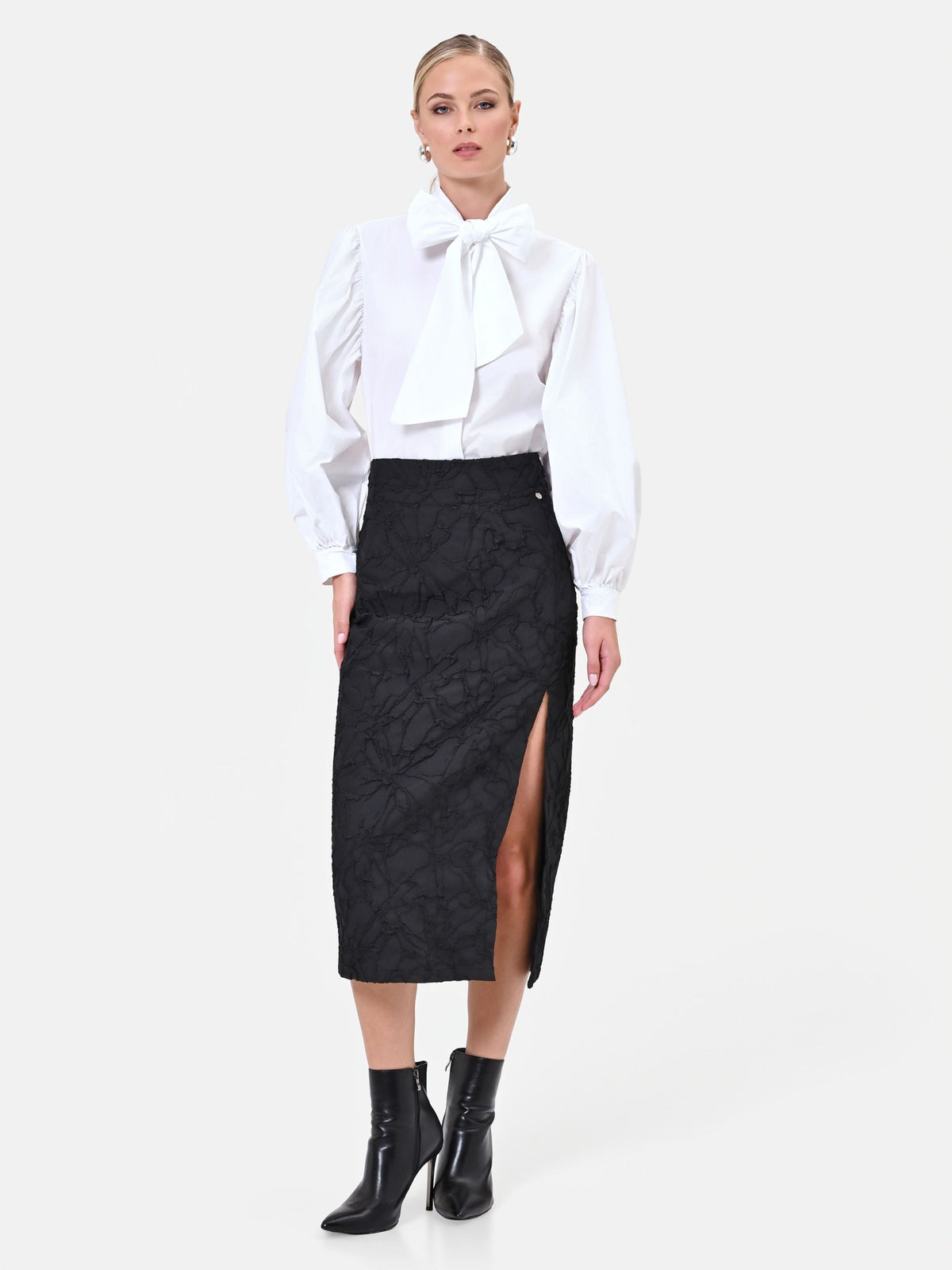 Gonna midi nera con spacco in tessuto jacquard