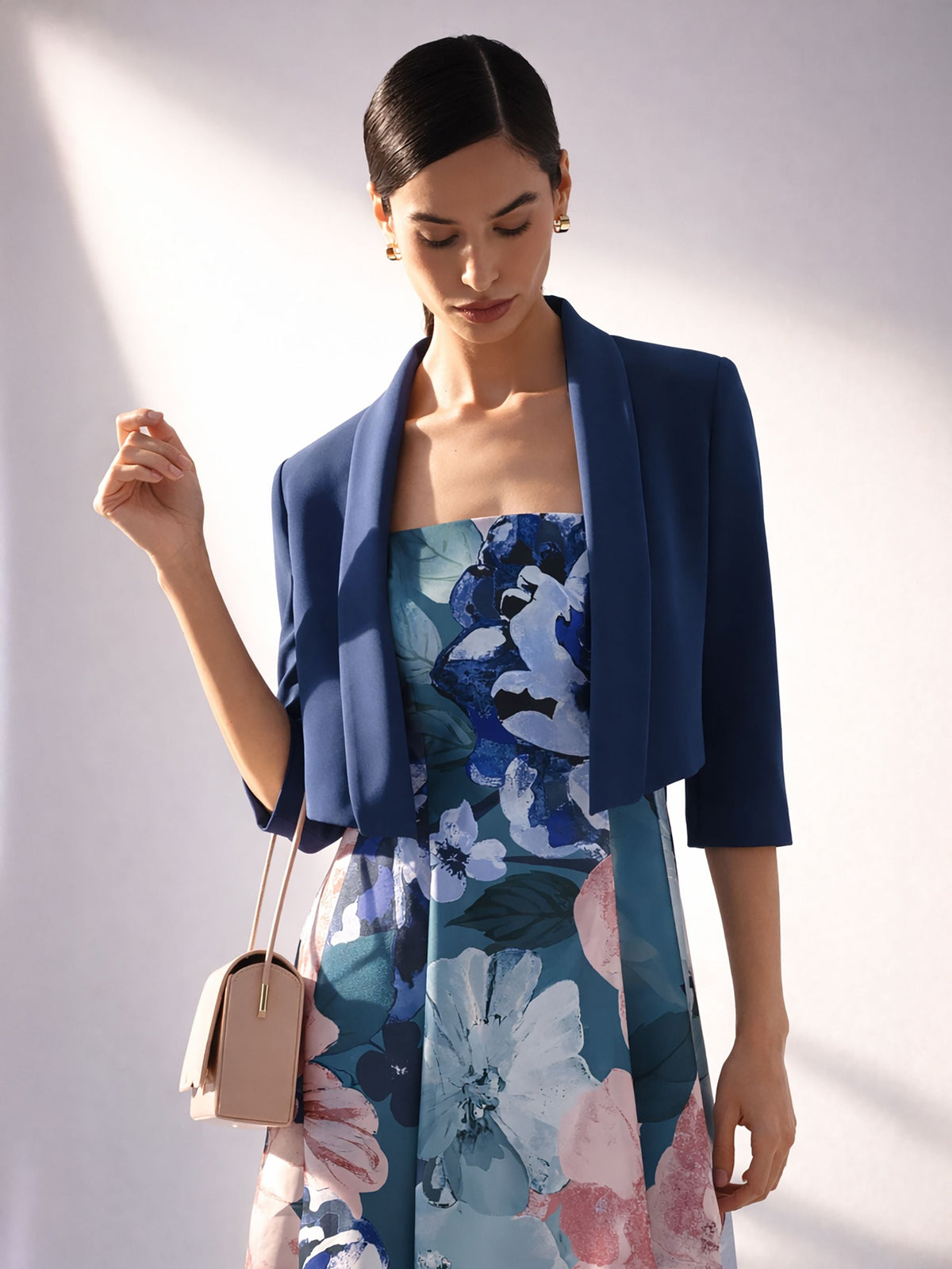 Giacca corta blu brillante con collo sciallato