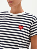 T-shirt blu a righe con patch cuore