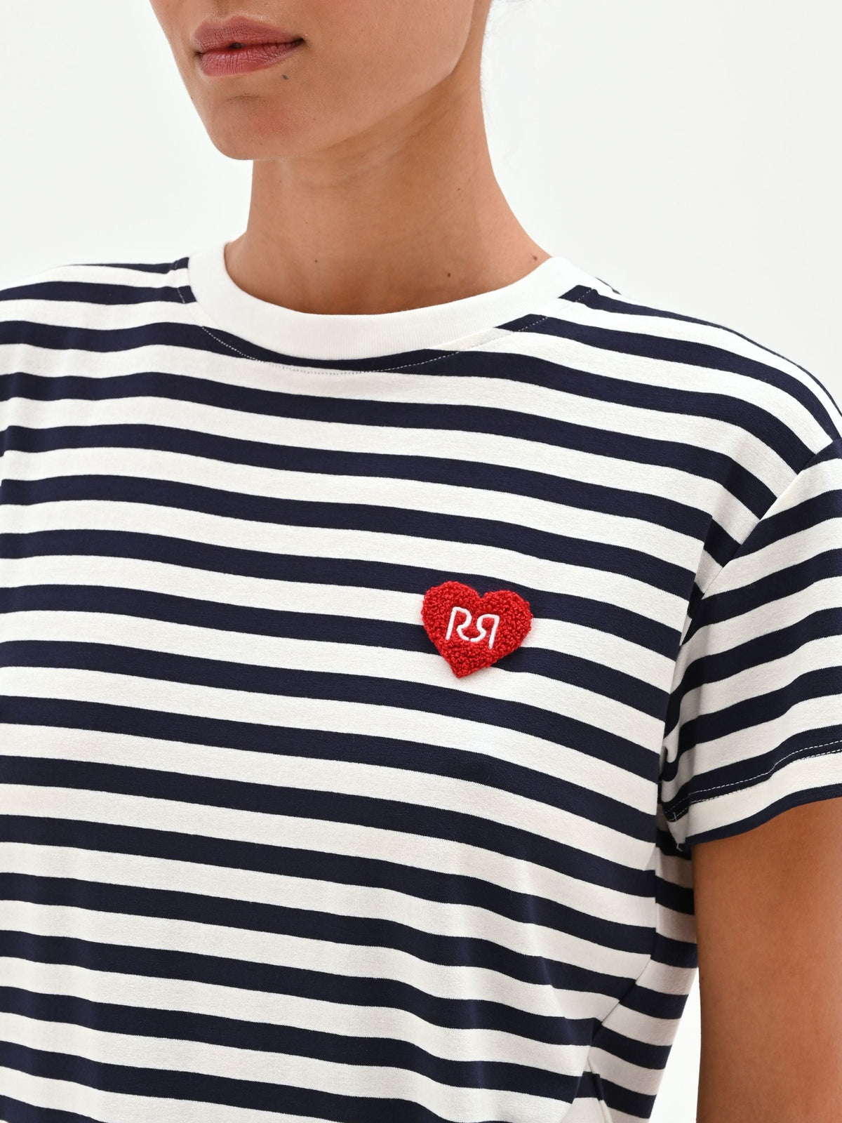 T-shirt blu a righe con patch cuore