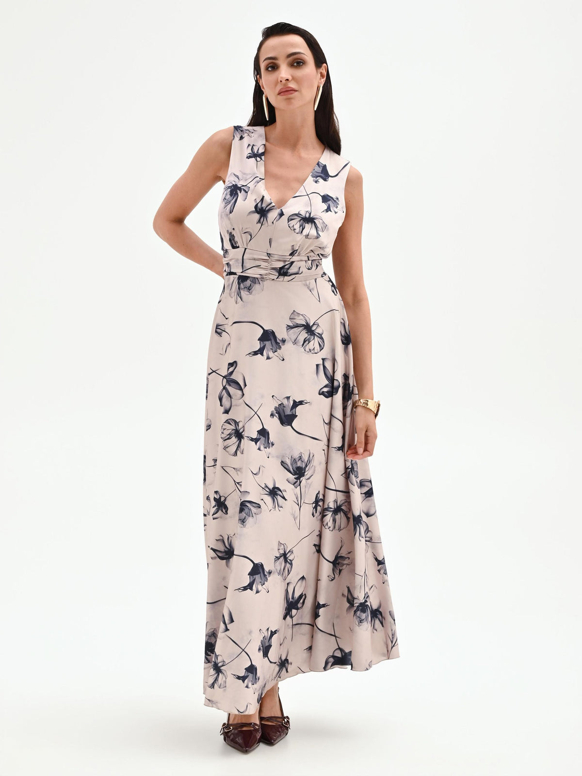 Abito lungo beige con stampa floreale blu navy