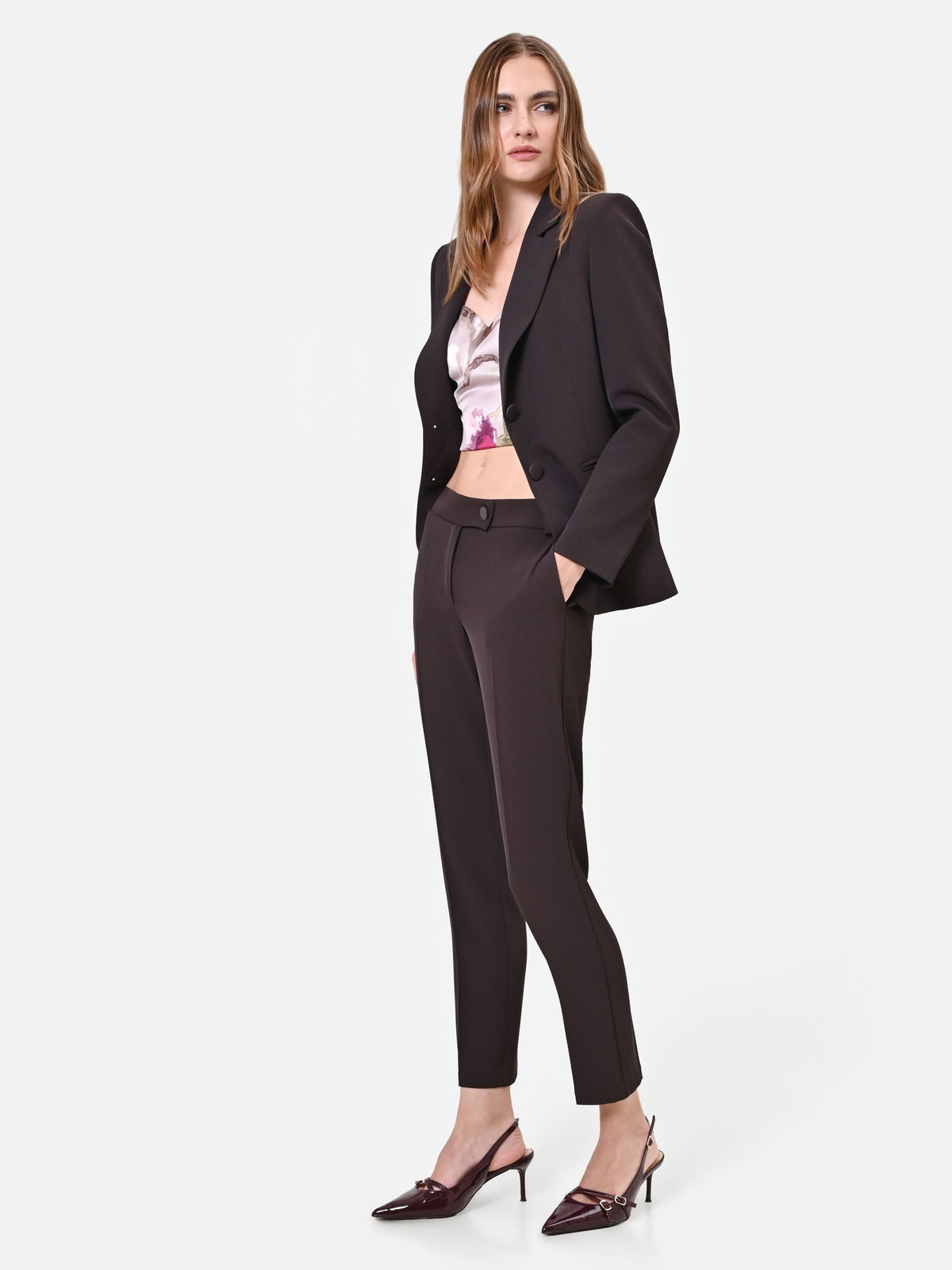 Pantalone marrone moro con piega stirata
