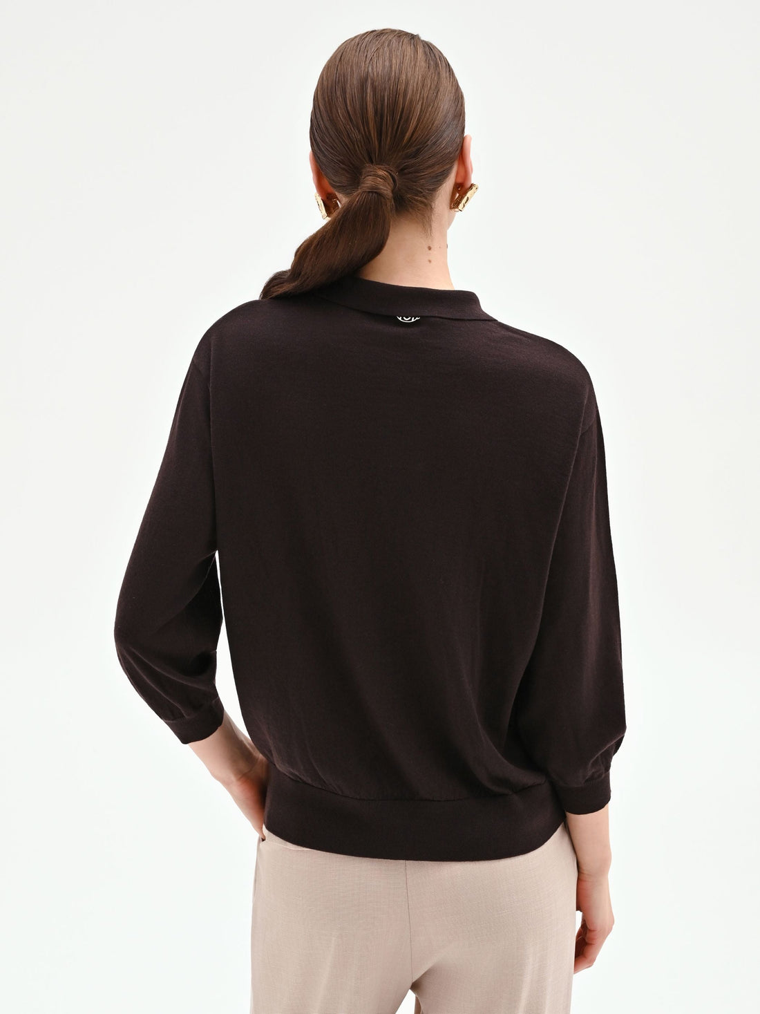 Maglia color cioccolato con colletto a polo