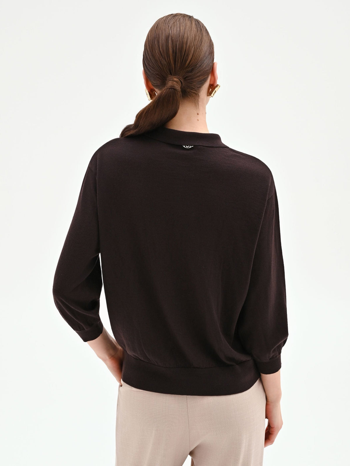 Maglia color cioccolato con colletto a polo