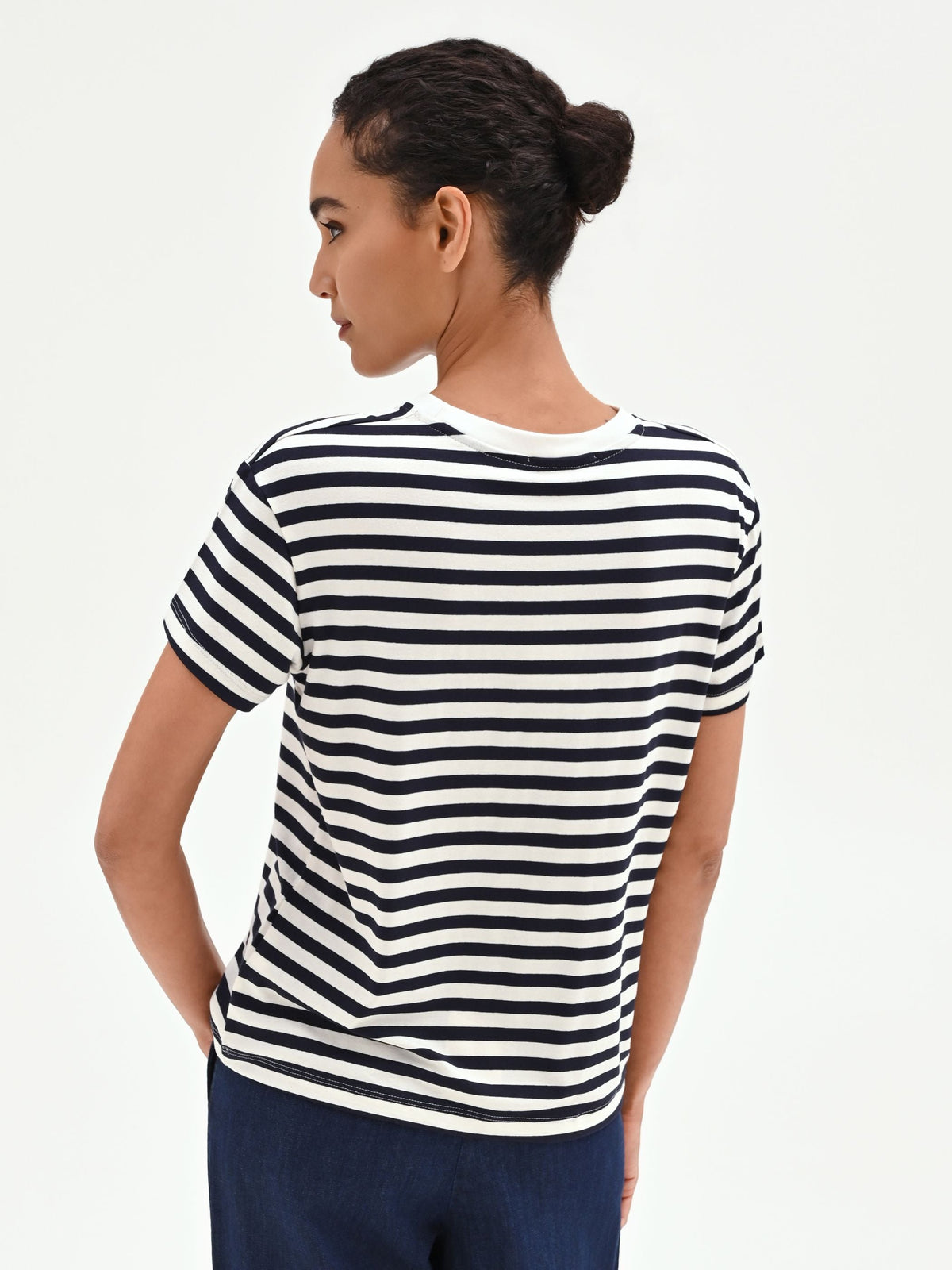 T-shirt blu a righe con patch cuore