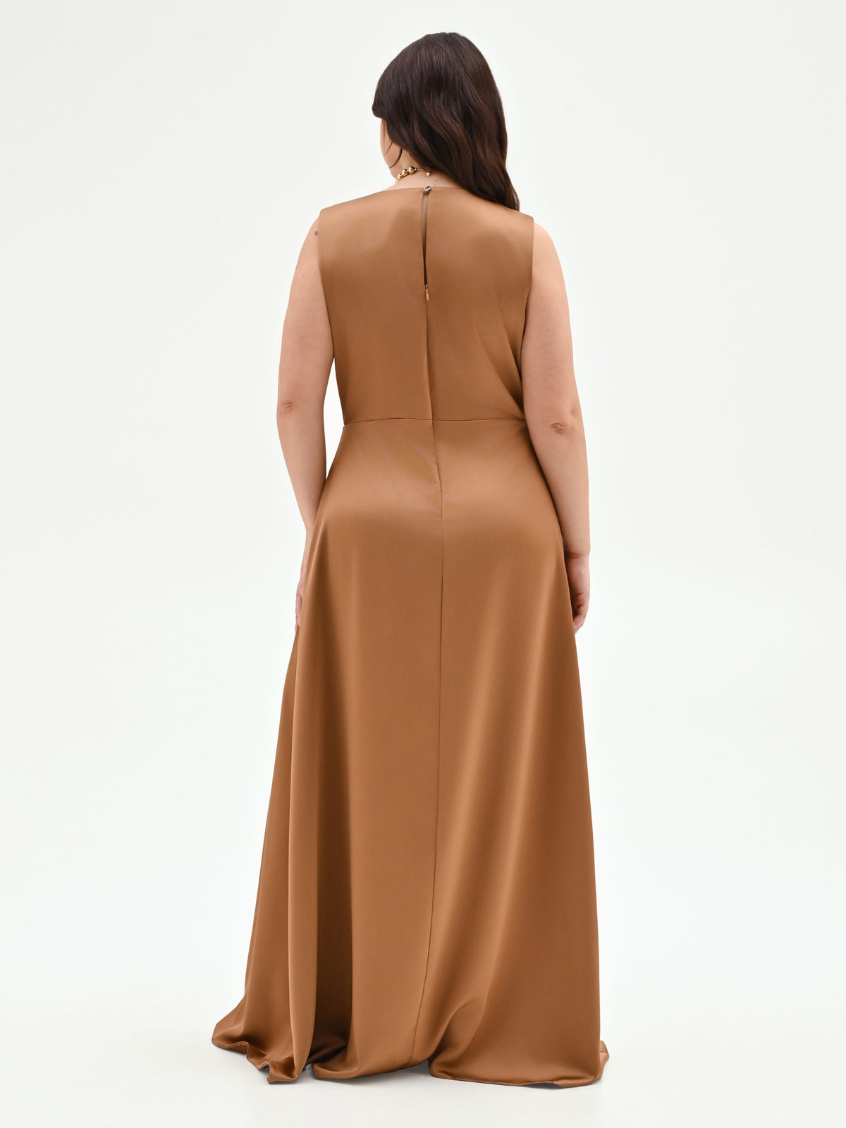 Abito curvy lungo marrone bronzo con scollo drappeggiato