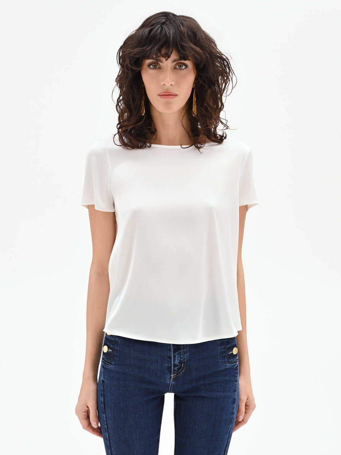 Blusa bianca in raso con scollo a barchetta