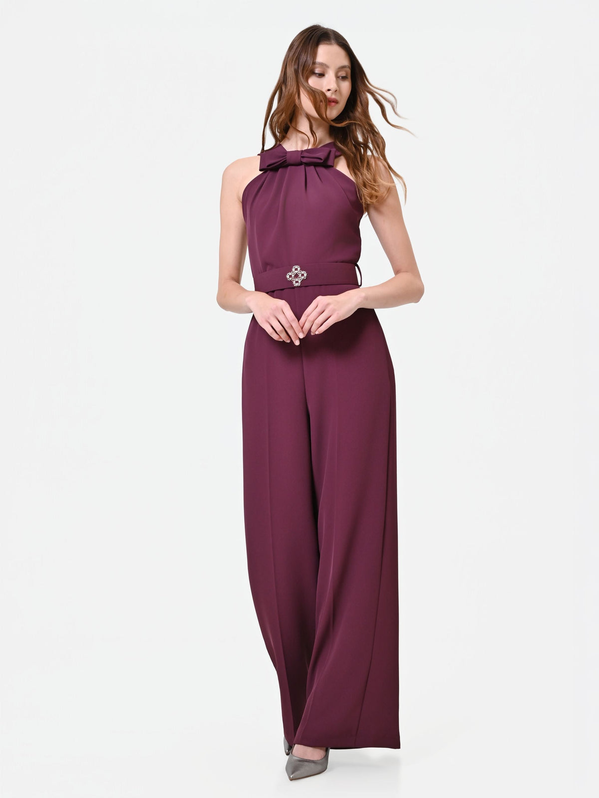 Tuta bordeaux con maxi fiocco al collo