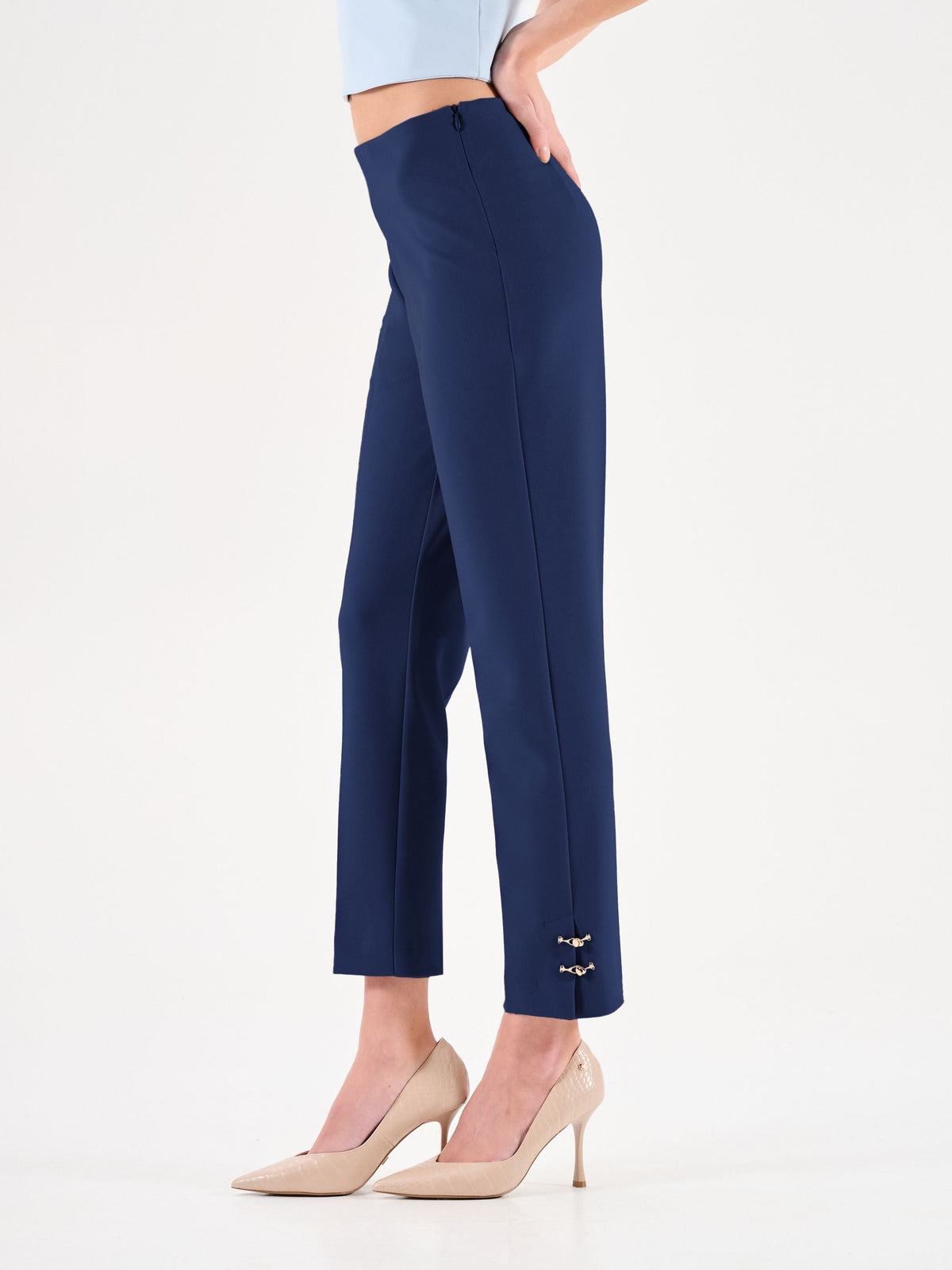 Pantaloni blu con bottoni dorati