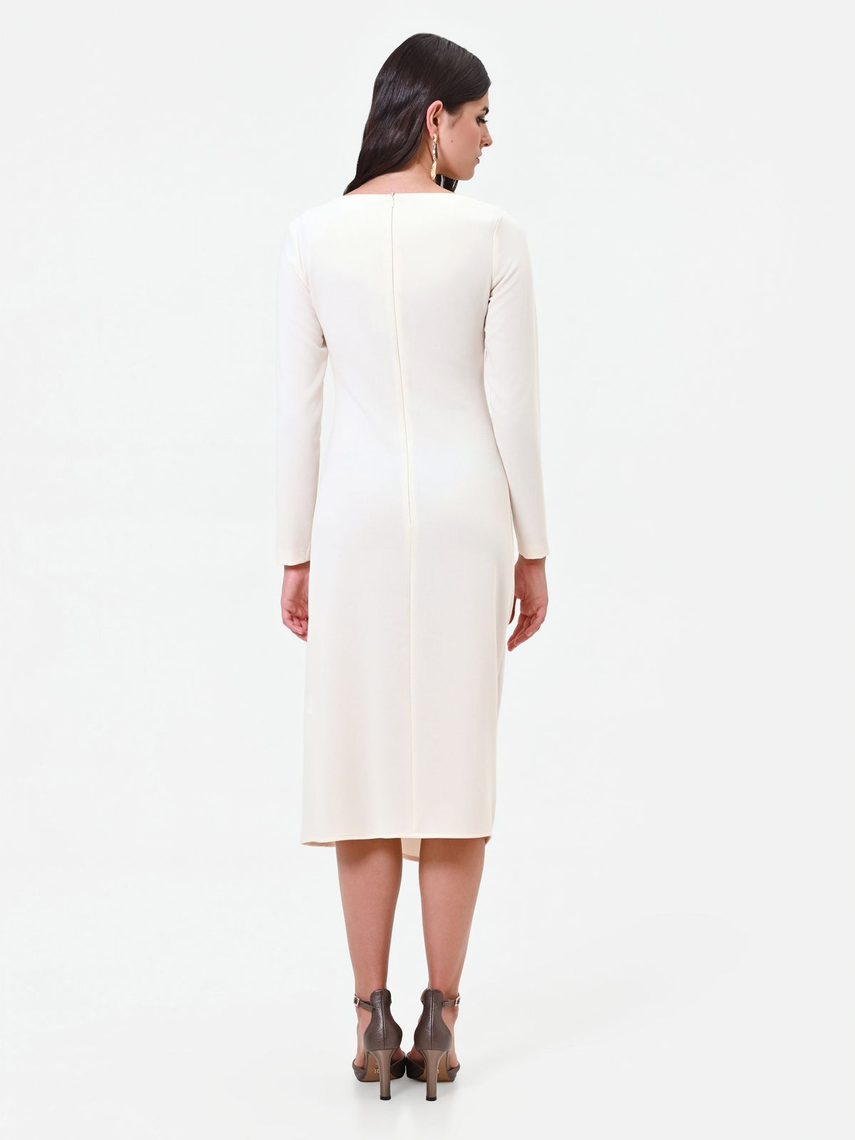 Abito midi bianco con drappeggio asimmetrico