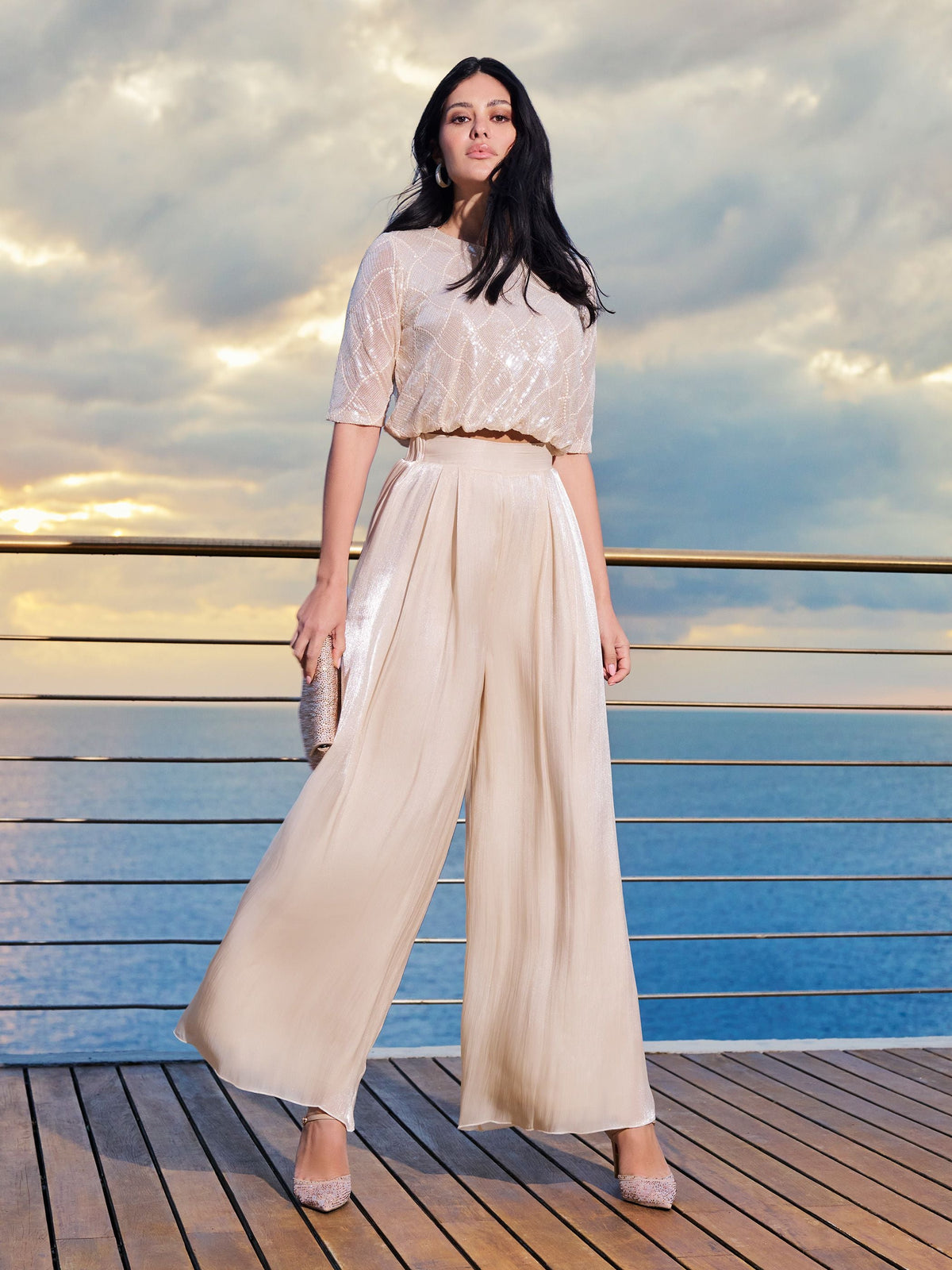 Pantalone a palazzo beige chiaro in raso cangiante