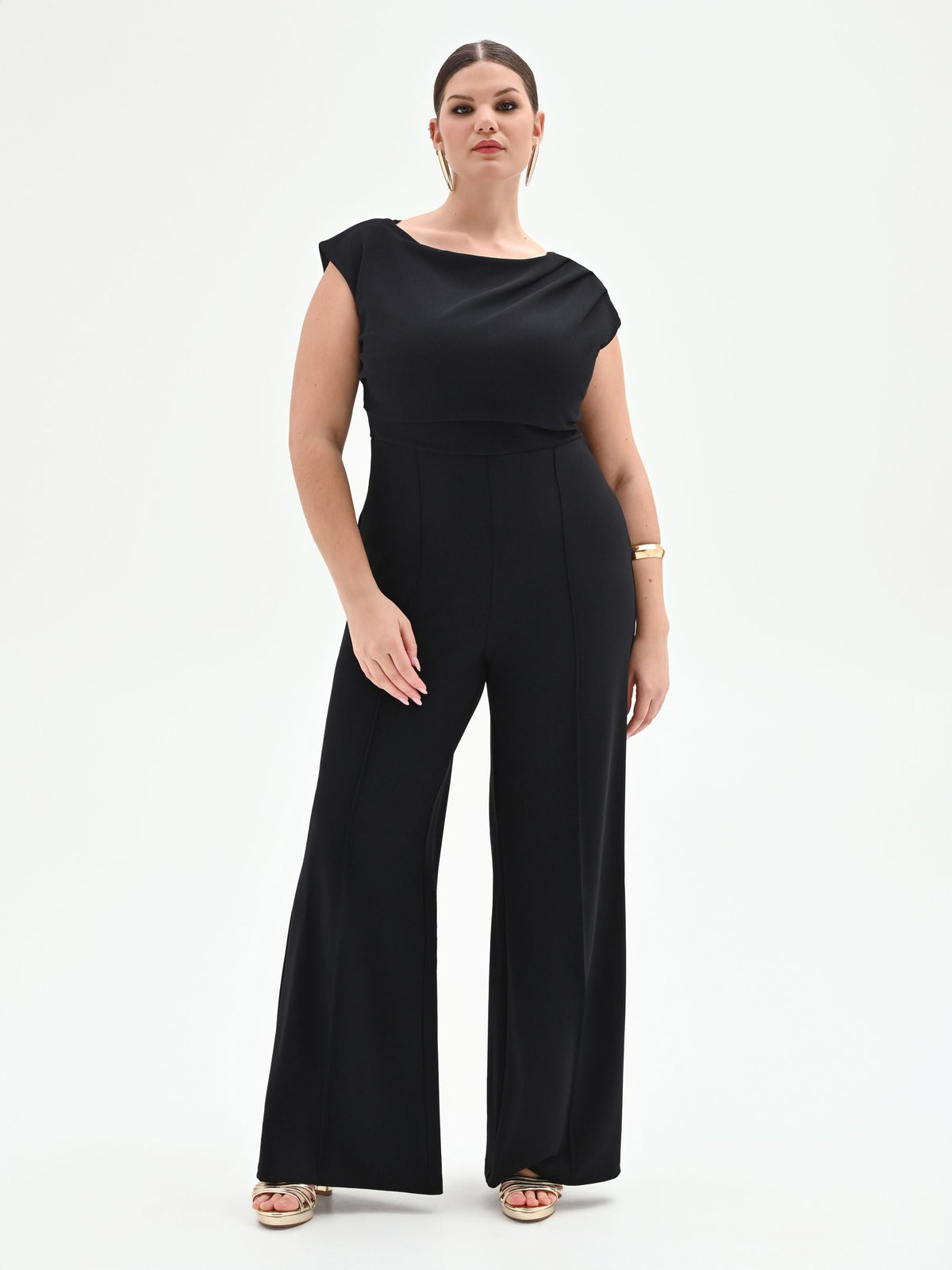 Tuta nera curvy con scollo asimmetrico