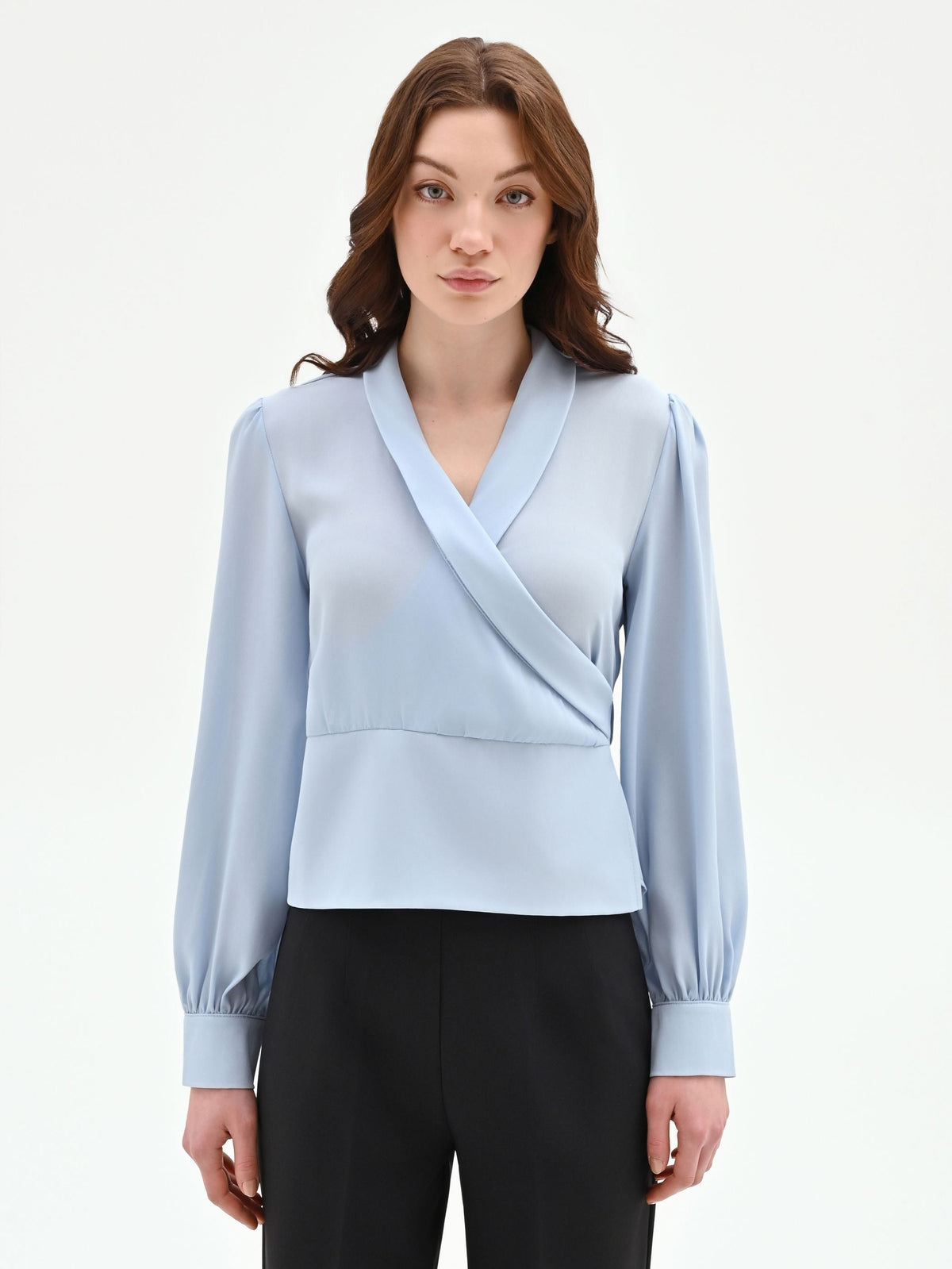 Blusa cielo azzurro con incrocio a portafoglio