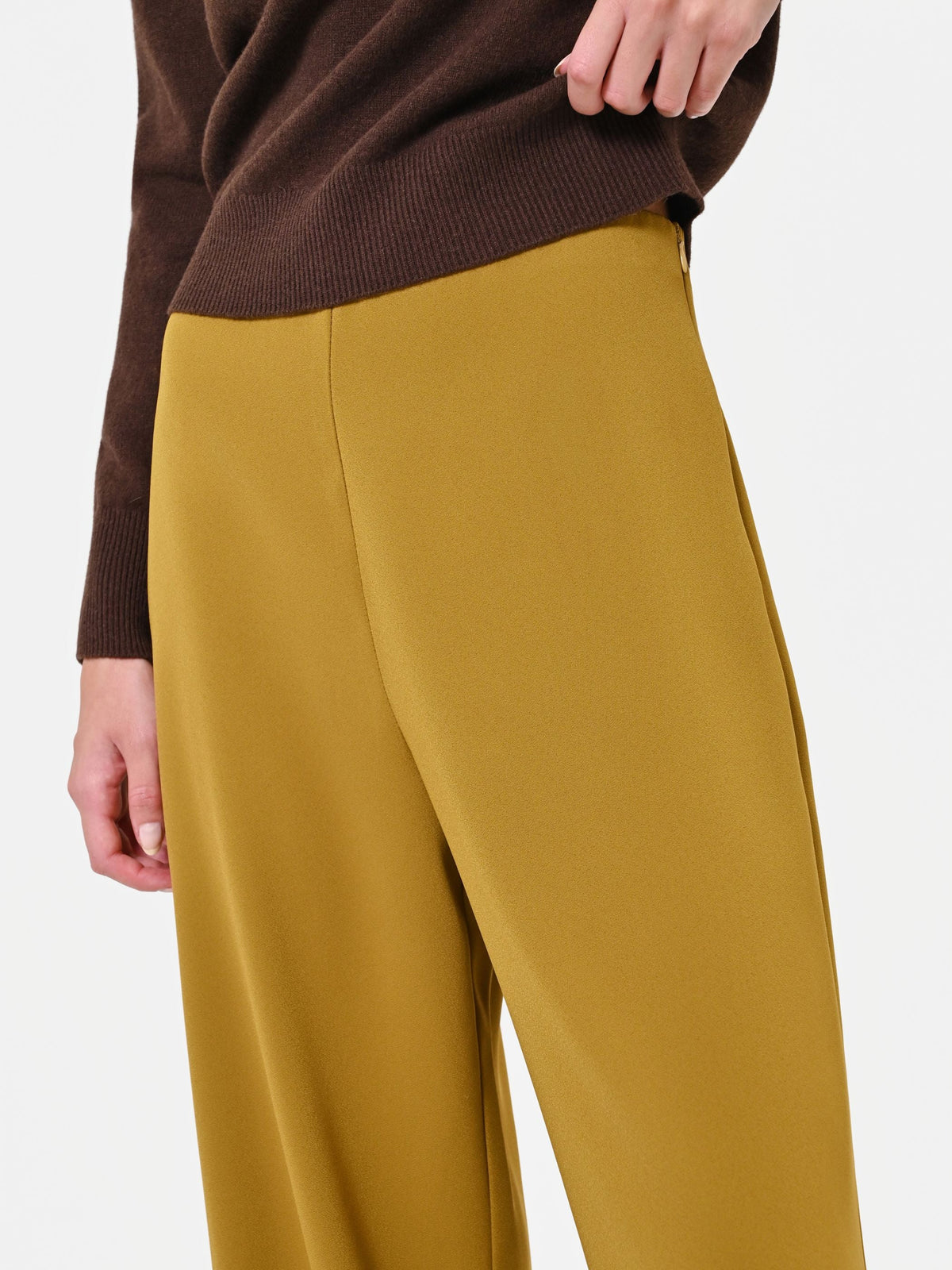 Pantalone fluido verde olio a palazzo