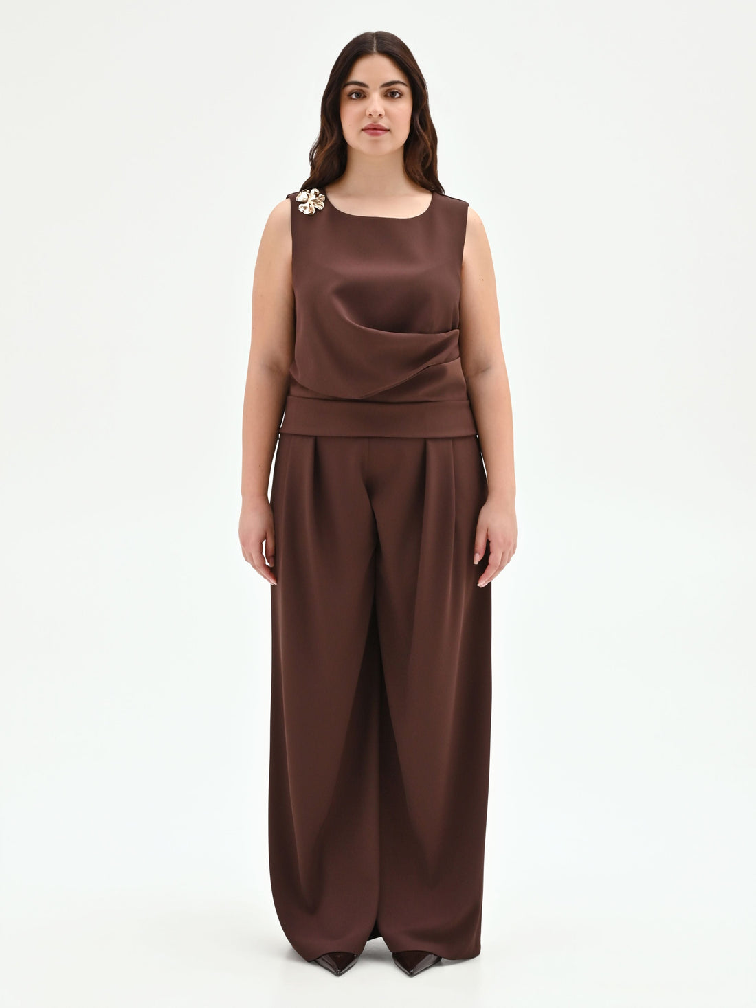 Top curvy cioccolato con drappeggio e spilla fiore