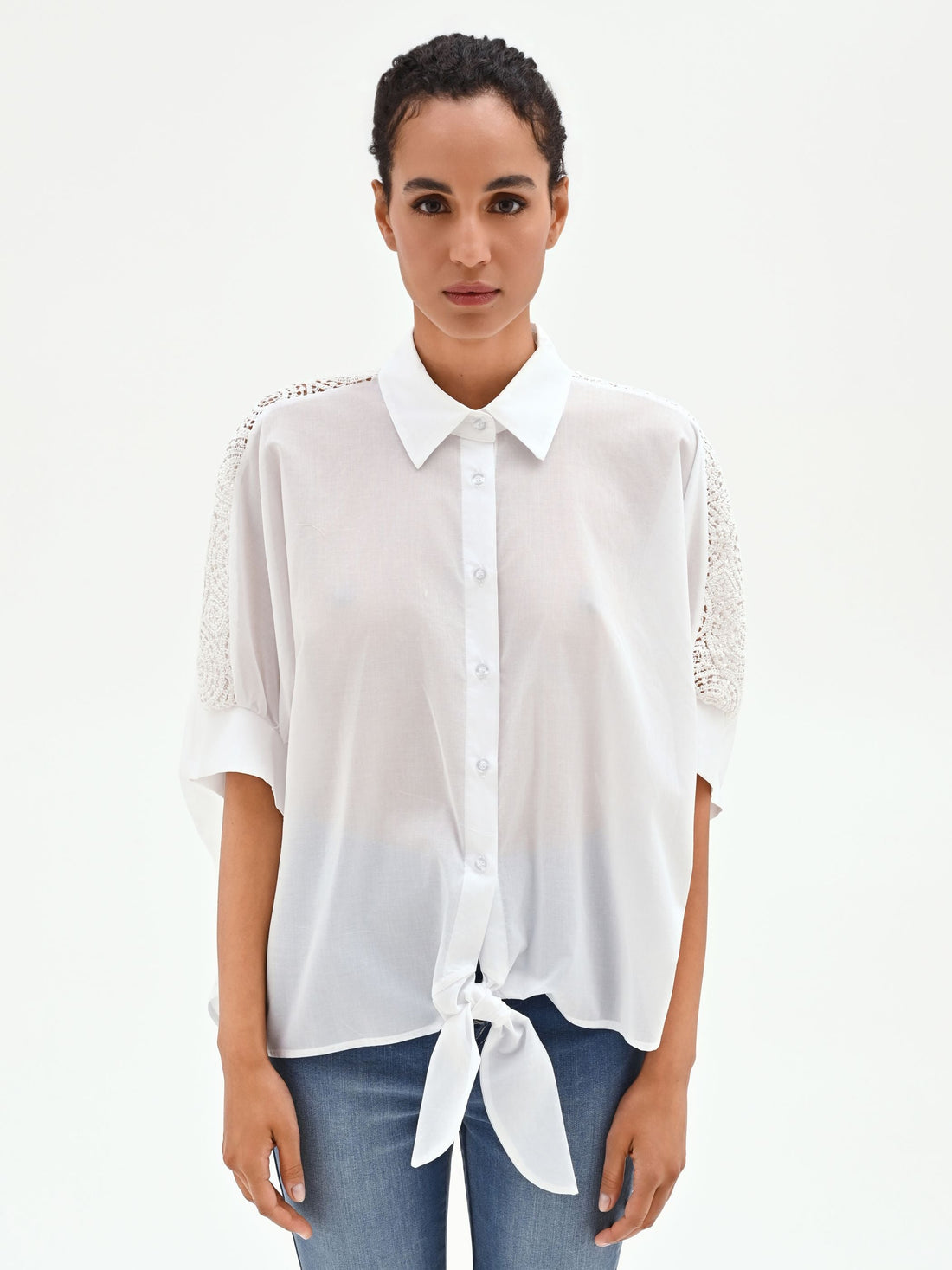 Camicia bianca e inserti in pizzo in cotone