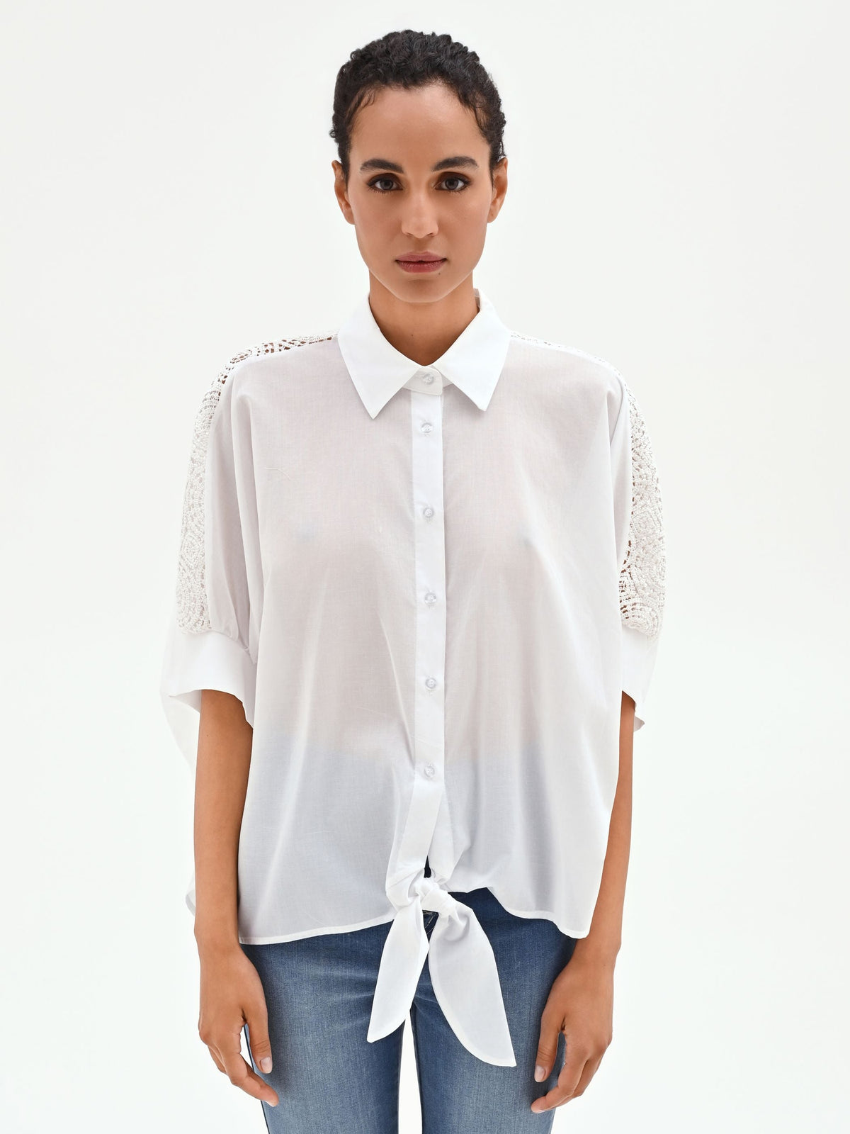 Camicia bianca e inserti in pizzo in cotone