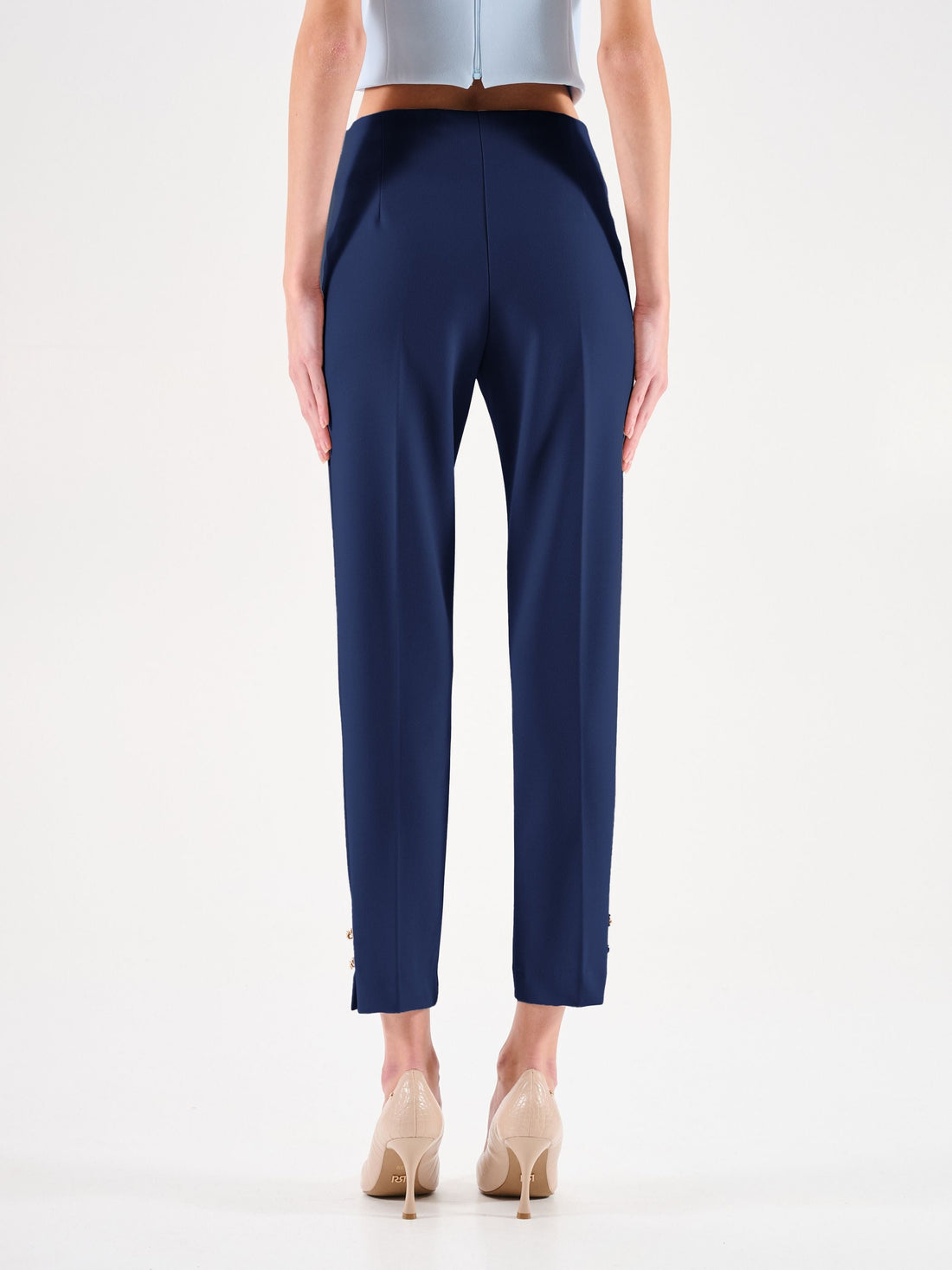 Pantaloni blu con bottoni dorati