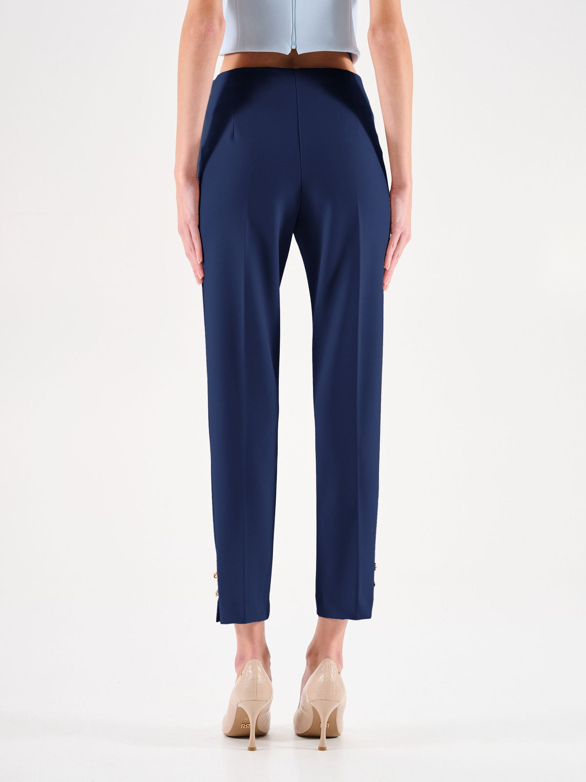 Pantaloni blu con bottoni dorati