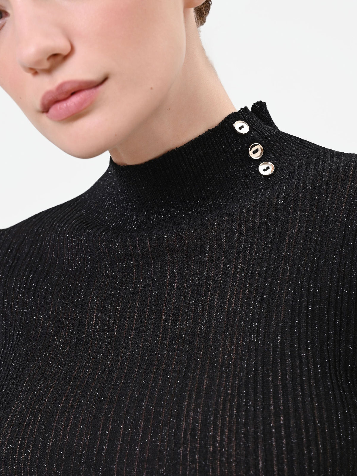 Maglia nera a costine con bottoni decorativi in misto viscosa