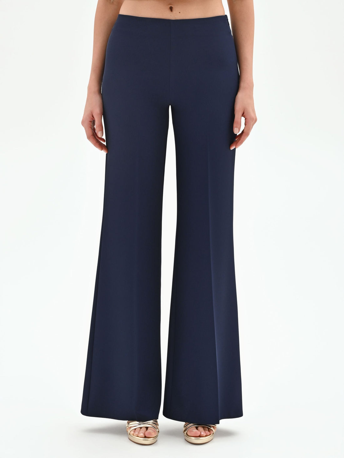 Pantalone a palazzo blu con piega stirata