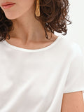 Blusa bianca in raso con scollo a barchetta