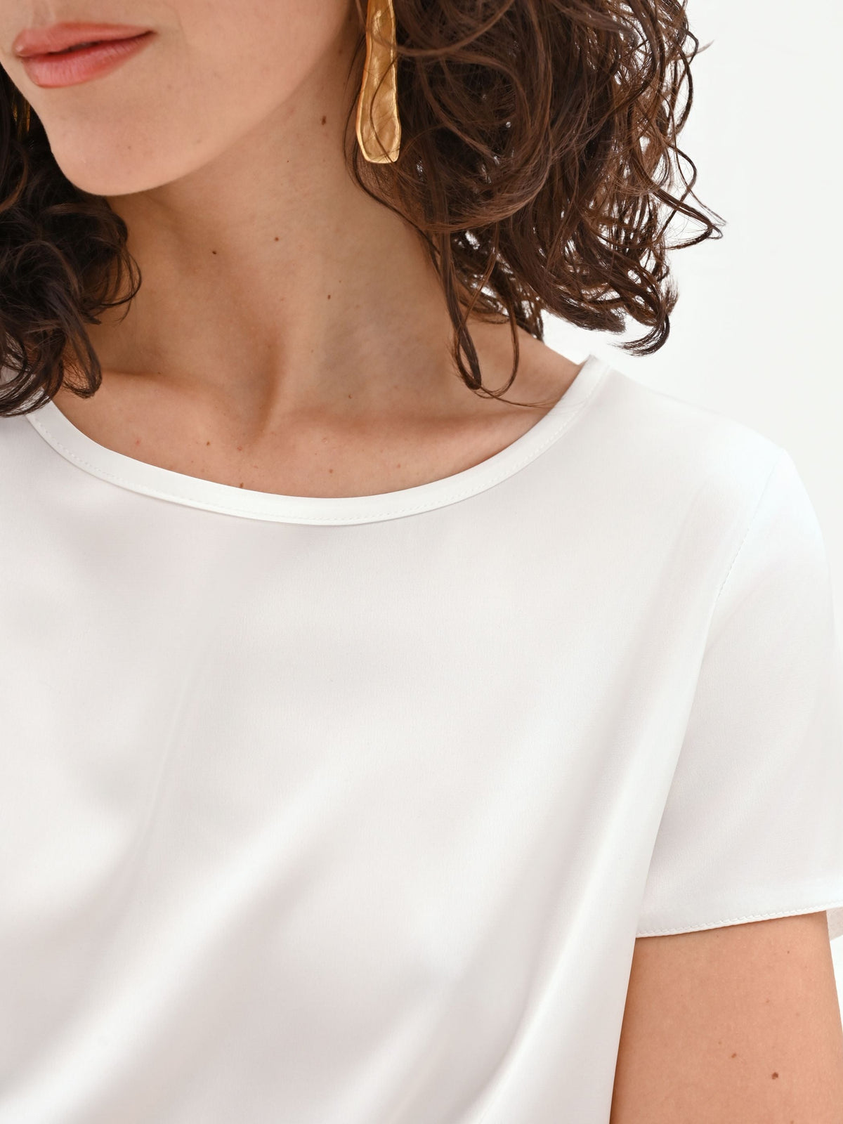Blusa bianca in raso con scollo a barchetta