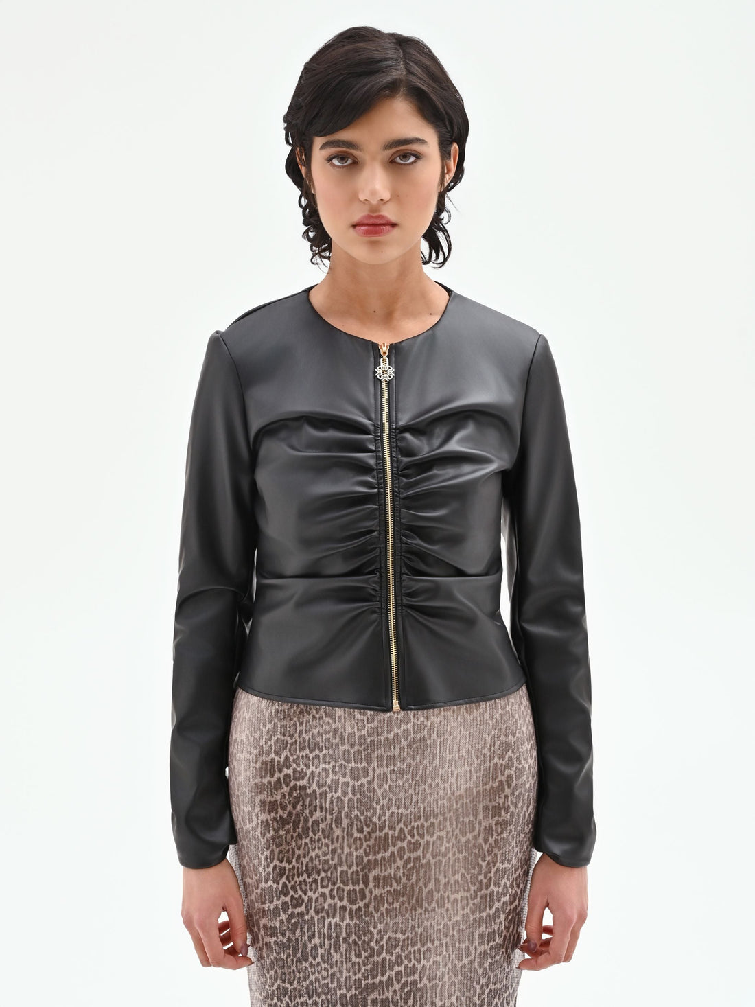 Giacca similpelle nera con zip e arricciature
