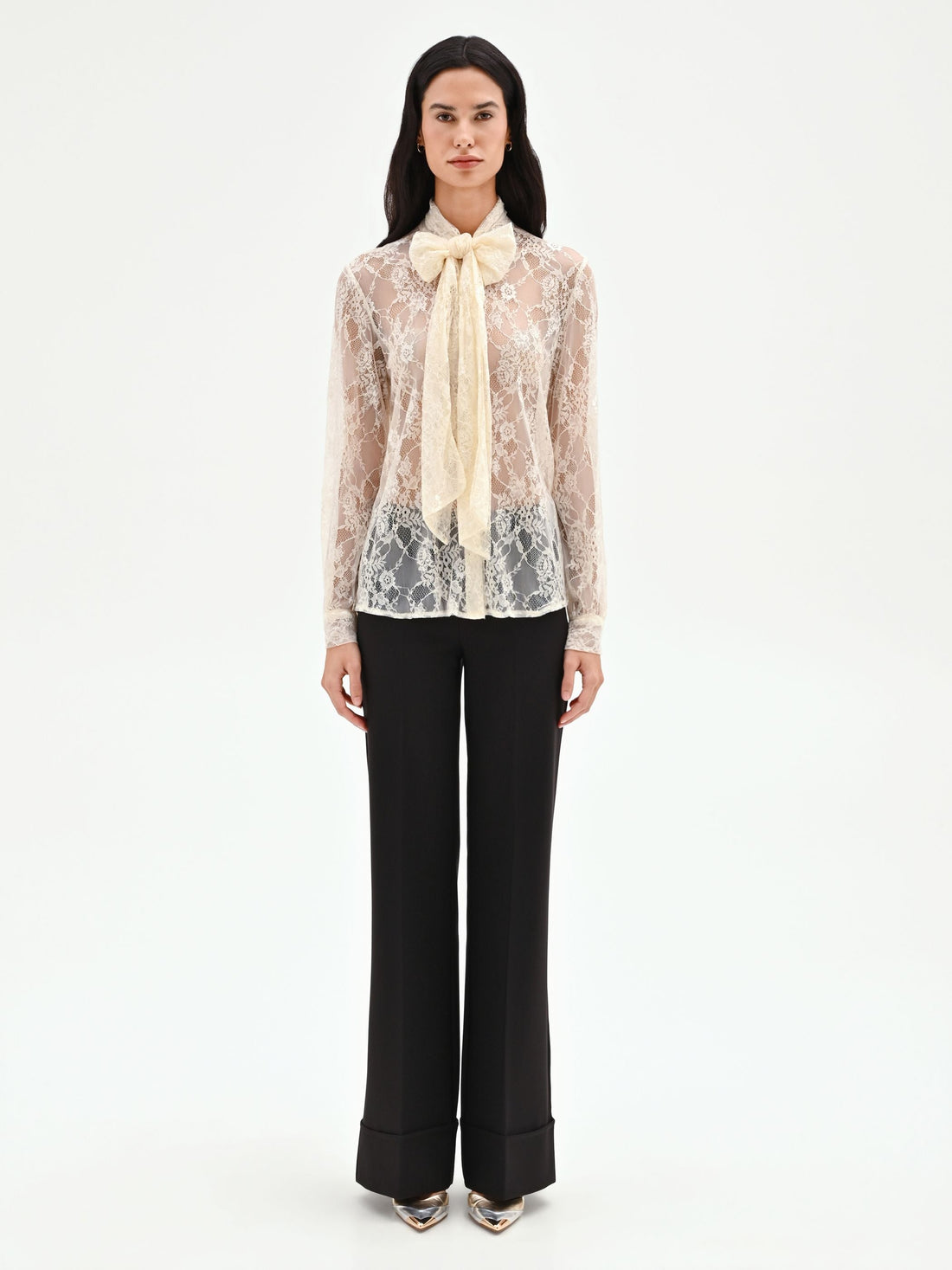 Camicia in pizzo panna con collo lavallière