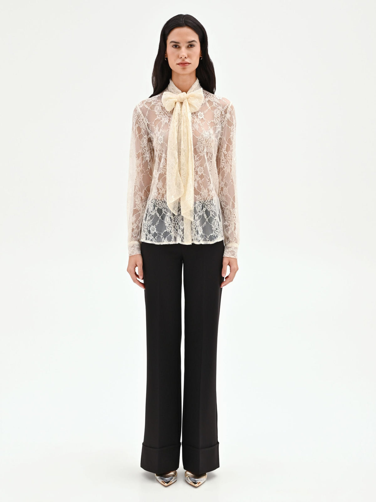 Camicia in pizzo panna con collo lavallière
