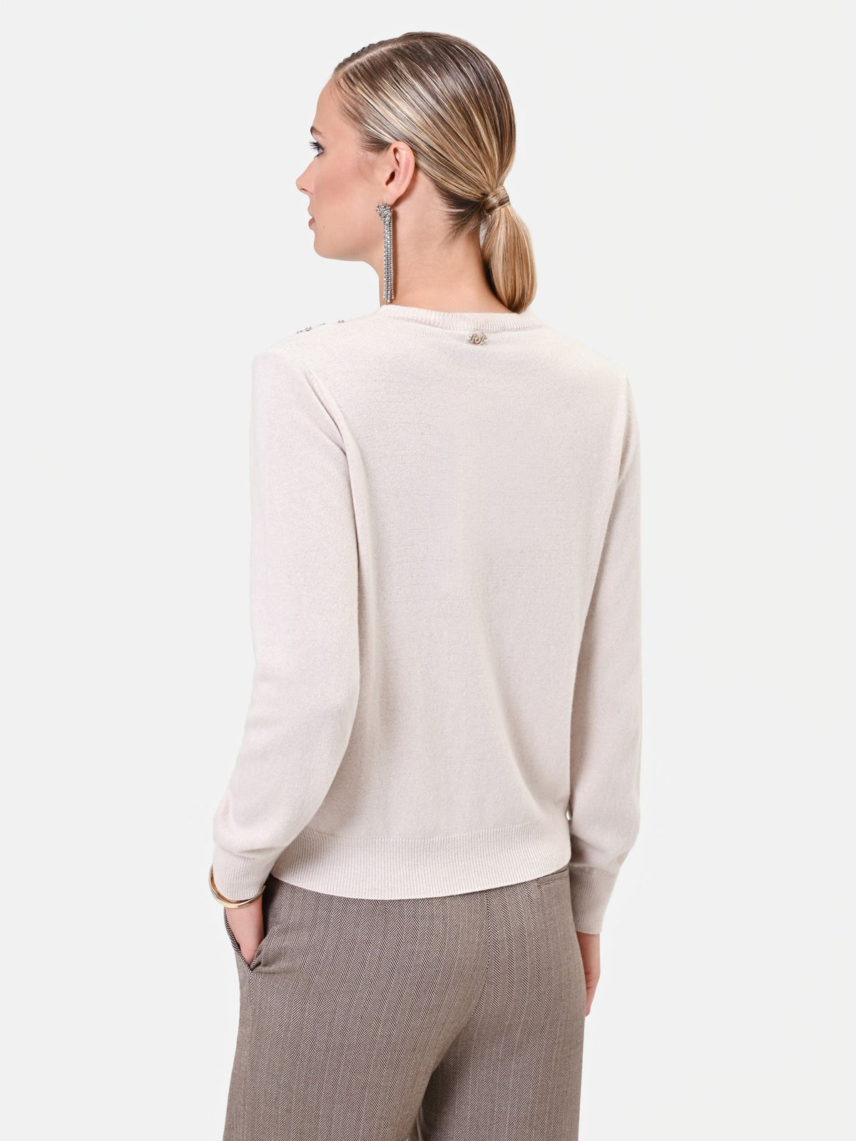 Maglia in viscosa tortora beige con applicazioni gioiello
