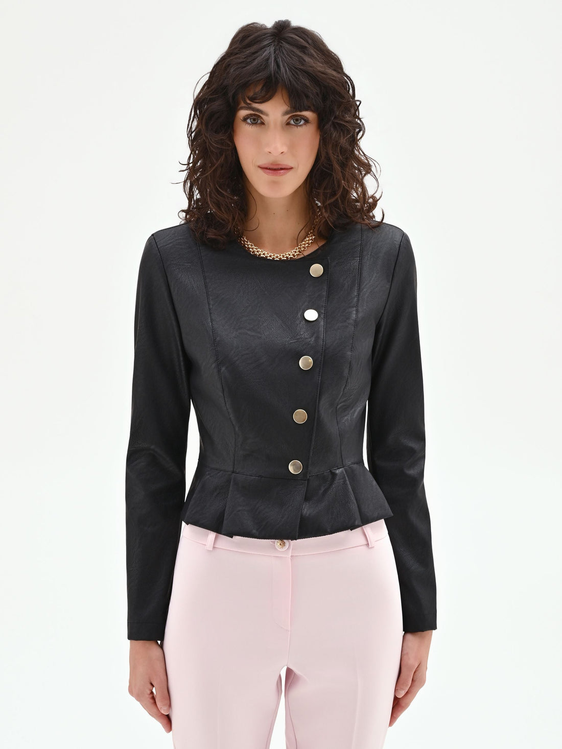 Giacca nera in similpelle con silhouette a peplo