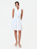 Abito bianco con revers e bottone design