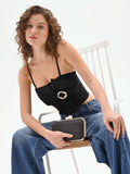 Top crop nero con drappeggio e fibbia gioiello