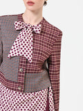 Giacca rosso bordeaux con design patchwork e fiocco