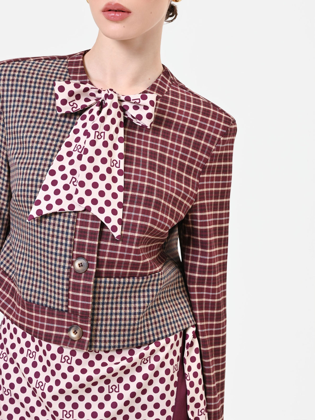 Giacca rosso bordeaux con design patchwork e fiocco
