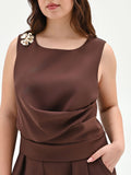 Top curvy cioccolato con drappeggio e spilla fiore