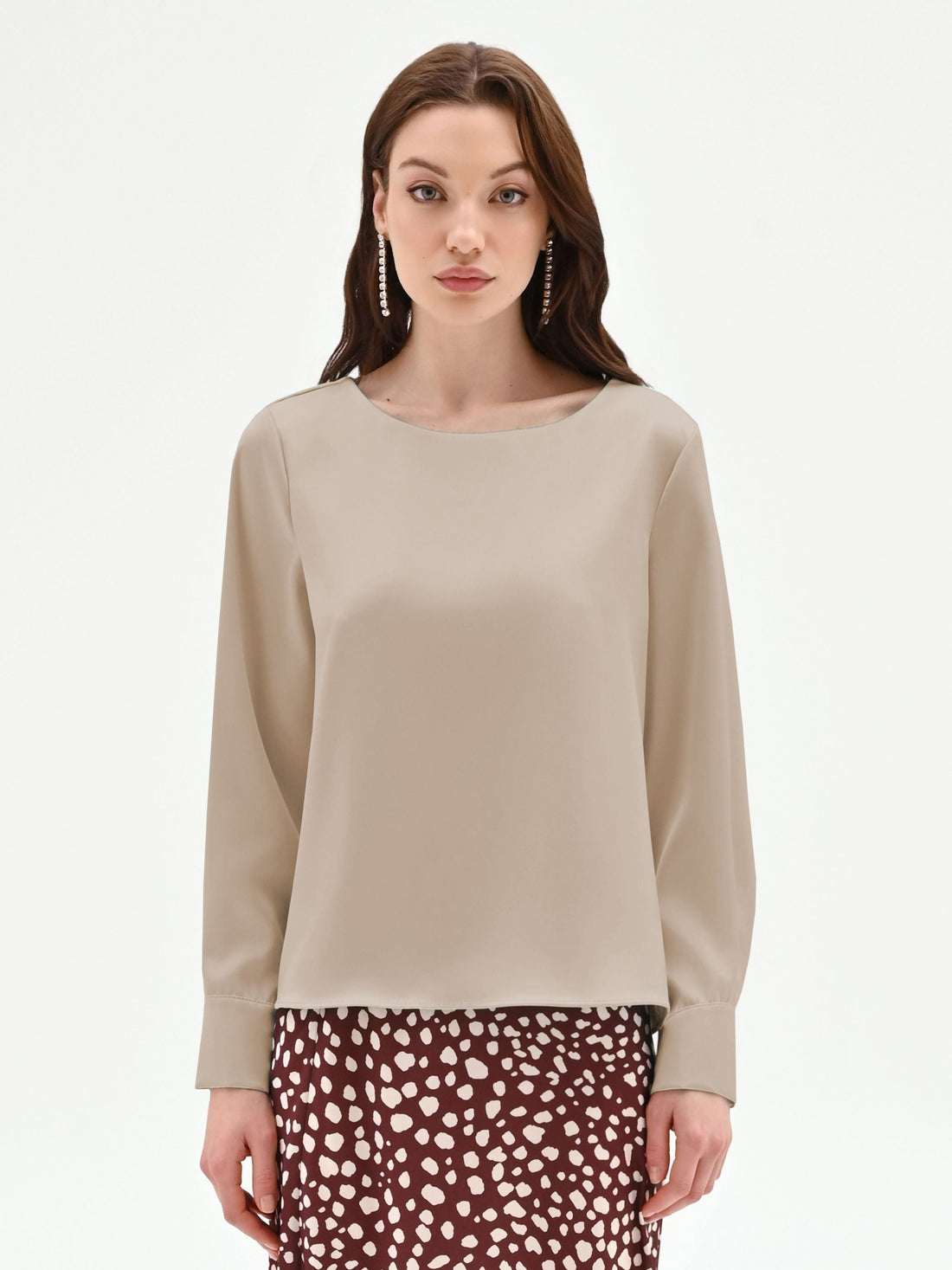 Blusa tortora beige con scollo a barchetta