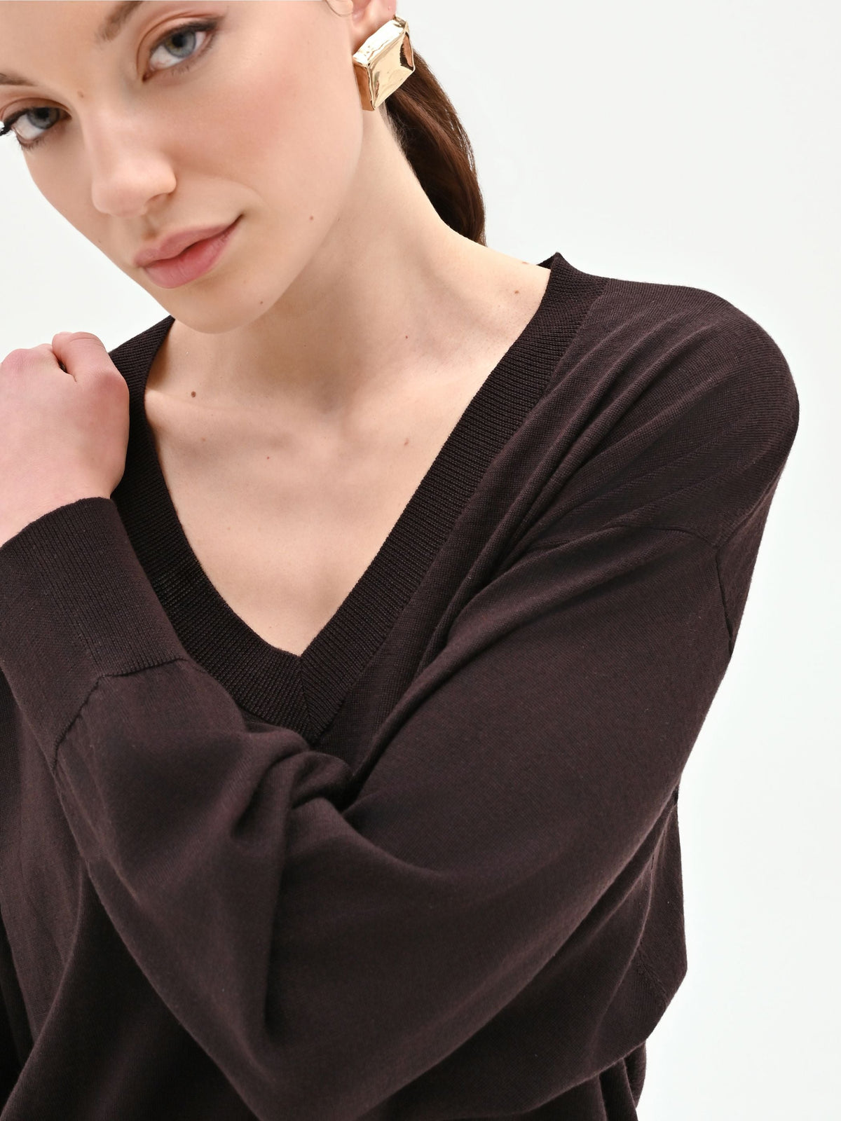 Maglia color cioccolato con scollo a v