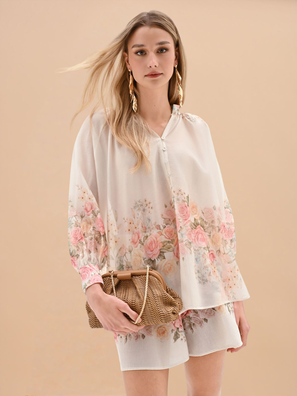 Blusa bianca con stampa floreale a rose