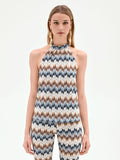 Top azzurro con mtotivo chevron e scollo all'americana