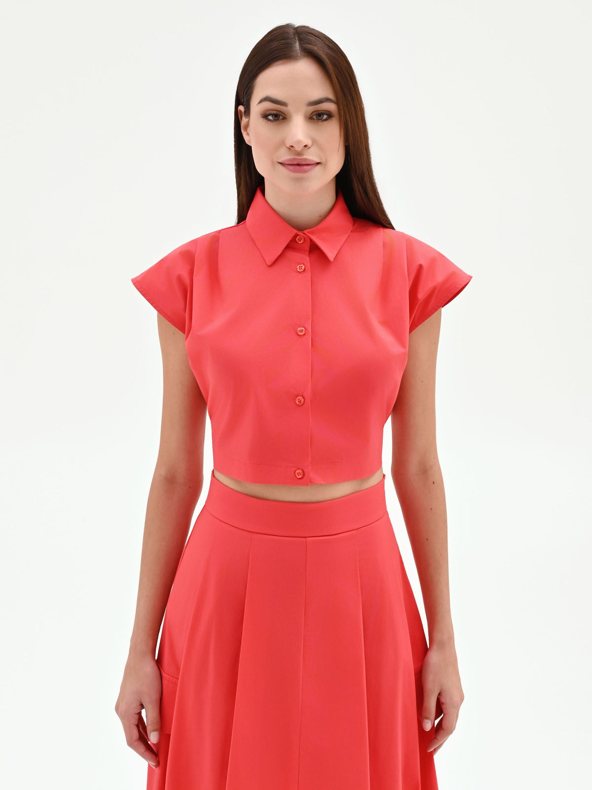 Camicia cropped rosso fragola in tela di cotone