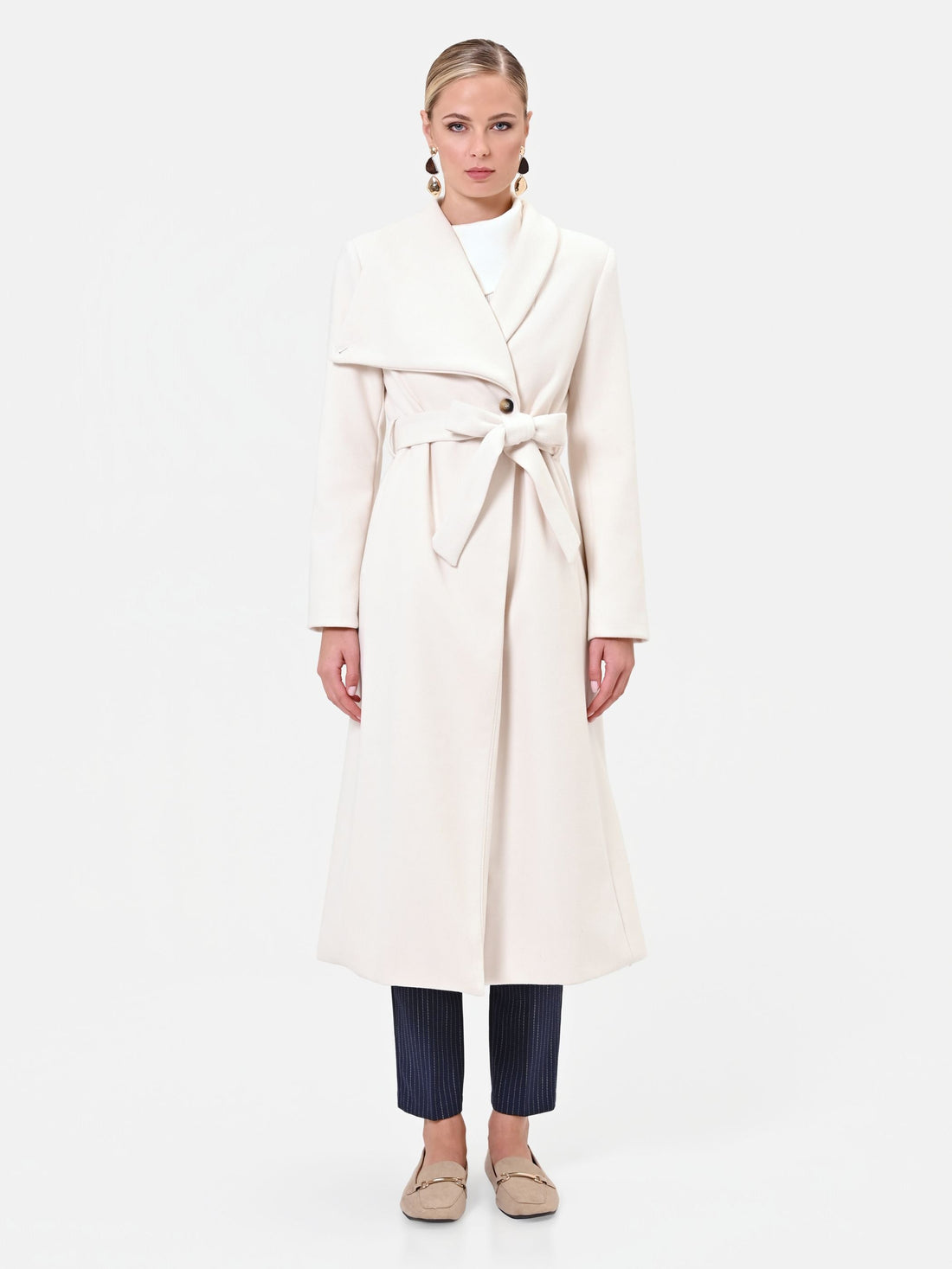 Cappotto bianco panna con collo a scialle e cintura in velour