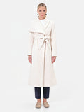 Cappotto bianco panna con collo a scialle e cintura in velour