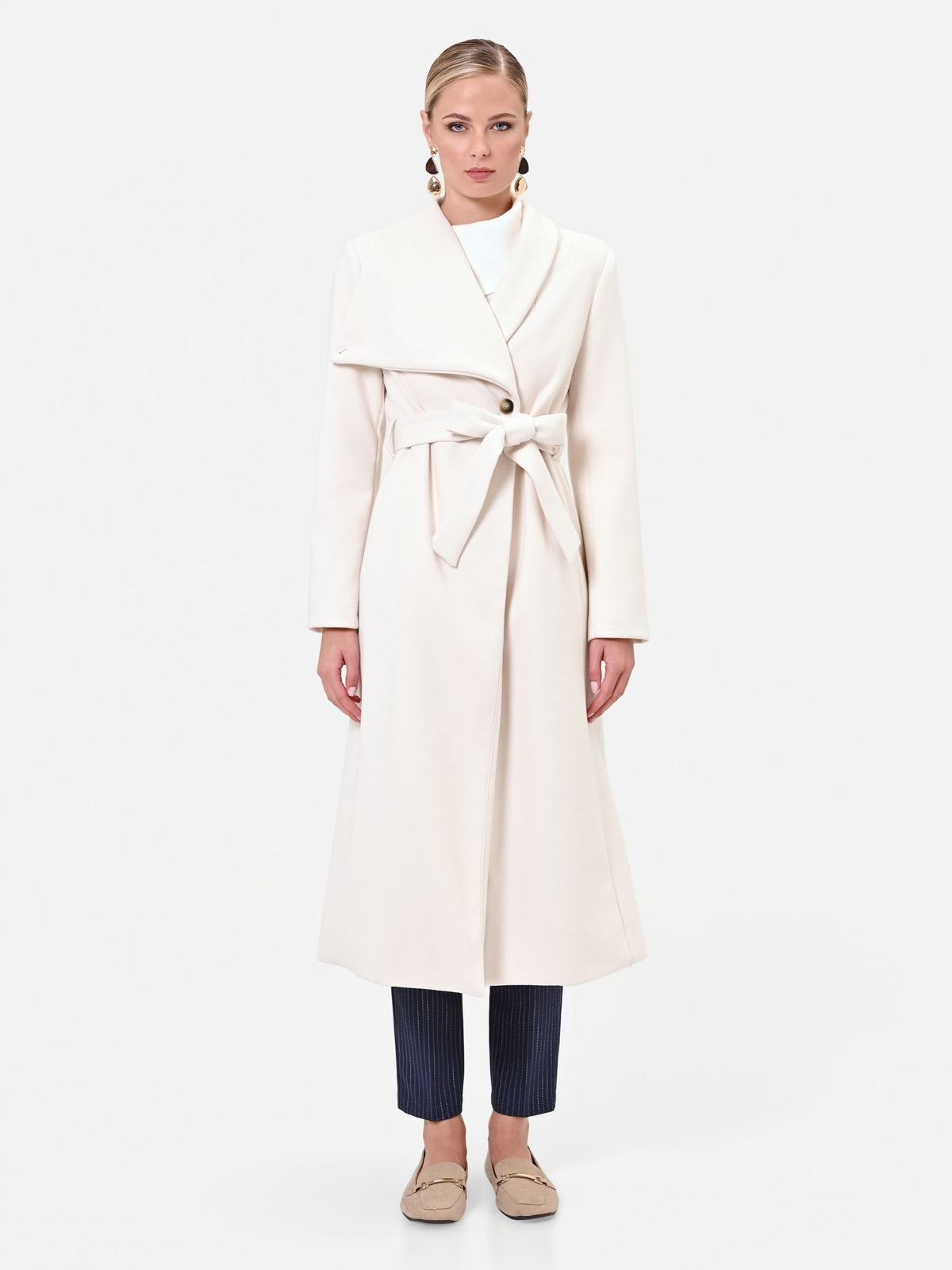 Cappotto bianco panna con collo a scialle e cintura in velour