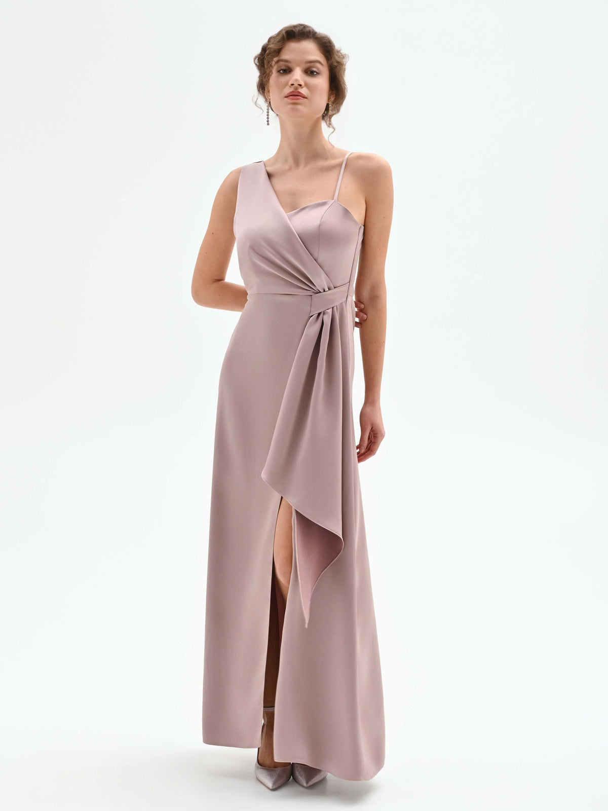 Abito lungo atelier rosa blush con drappeggio